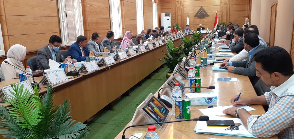 عقد الدكتور جمال سوسه رئيس جامعة بنها أول اجتماعاً لمجلس الجامعة برئاسته بعد توليه المسئولية بحضور الدكتور ناصر الجيزاوى نائب رئيس الجامعة لشئون الدراسات العليا والبحوث والدكتور تامر سمير نائب رئيس الجامعة لشئون التعليم والطلاب وشيرين شوقي أمين عام المجلس وعمداء الكليات وأعضاء المجلس. واستهل سوسه المجلس بتقديم الشكر للقيادة السياسية على الثقة الغالية بتعيينه رئيسًا لجامعة بنها قائلا قال : "أتقدم بكل الشكر والامتنان للرئيس عبد الفتاح السيسي على ثقته الغالية في شخصي، كما أتقدم بالشكر والعرفان لرئيس الوزراء المهندس مصطفى مدبولي، وعظيم الشكر للدكتور خالد عبد الغفار وزير التعليم العالي والبحث العلمي، وكل الحب والاعتزاز للسادة نواب رئيس الجامعة وعمداء الكليات والأمين العام وأعضاء هيئة التدريس والجهاز الإداري والعاملين والطلاب وقال سوسة انه سوف يسعى لتحقيق رؤية ورسالة الجامعة والتي تتوافق مع رؤية مصر 2030، مؤكدا هدفنا زيادة كفاءة التشغيل وتقليل الهدر والتوسع الأفقي للوصول إلى فئات جديدة ، جنبا الى جنب مع التوسع العمودي بتقديم خدمات جديدة وتخصصات جديدة لمواكبة احتياجات سوق العمل ، مع الحفاظ على جودة المخرجات واستخدام أحدث التقنيات في التعليم ومنها الذكاء الاصطناعي والواقع الافتراضي بالإضافة إلى غيرها من التقنيات المتطورة. واكد رئيس الجامعة إن تحقيق مثل هذه الأهداف يتطلب من الجميع استشعار حس المسؤولية تجاه الوطن والعمل كفريق واحد من أجل ذلك وهذا ما لمسته في أبناء الجامعة ومنسوبيها متمنيا المزيد من التقدم والازدهار لمصرنا الحبيبة وللجامعة تحقيق مراكز متقدمة على مستوى الجامعات المماثلة لها عالميا. كما وجه الدكتور جمال سوسه الشكر للدكتور ناصر الجيزاوى نائب رئيس الجامعة لشئون الدراسات العليا والبحوث على ما قدمه خلال فترة عمله قائما بعمل رئيس الجامعة وتحمل المسؤولية خلال الفترة الماضية ، كما وجه الشكر أيضا للدكتور تامر سمير نائب رئيس الجامعة لشئون التعليم والطلاب والأستاذة شيرين شوقى أمين عام الجامعة والأمناء المساعدين والجهاز الإداري وجميع منسوبي الجامعة على دورهم خلال الفترة السابقة. فى سياق متصل قدم رئيس جامعة بنها التهنئة للدكتور صبحي غنيم رئيس جامعة المنوفية الأسبق لتجديد عضويته بمجلس جامعة بنها ، كما قدم التهنئة أيضا للدكتور محمد جمال الدين الأشهب لتوليه عمادة كلية الطب البشري ، والدكتور كرم عبد الغني لتوليه عمادة كلية الحاسبات والذكاء الاصطناعي، والدكتور عبد المؤمن شمس الدين القرنفيلي لتجديد عمادة كلية الفنون التطبيقية ، كما وجه الشكر للقائمين بتسيير أعمال عمادة كليات" الزراعة ، والتربية النوعية ، والتجارة ، وهندسة بنها.