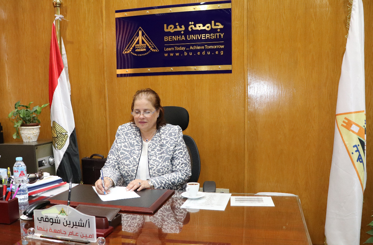 أصدرت شيرين شوقي أمين عام جامعة بنها، قرارات بتعيين وتكليف مديري إدارات جدد بالجامعة وذلك بعد الانتهاء من مقابلة المتقدمين للوظائف التي تم الإعلان عنها. وشملت القرارات تكليف حامد محمد عبده كبير أخصائيين شئون مالية بدرجة مدير عام بالمجموعة النوعية التخصصية لوظائف التمويل والمحاسبة للعمل مدير إدارة حسابات الصناديق الخاصة بالإدارة العامة لحسابات الصناديق الخاصة والوحدات ذات الطابع الخاص بالإدارة، وتكليف لميس محمد عبد المنعم كبير أخصائيين شئون مالية بدرجة مدير عام بالمجموعة النوعية التخصصية لوظائف التمويل والمحاسبة للعمل مدير إدارة الاستحقاقات بالإدارة العامة لشئون العاملين بالإدارة، وتكليف أحمد عبد الحكيم عبد الحكيم أخصائي شئون تعليم ودراسات عليا وعلاقات علمية وثقافية بالمستوى الأول (أ) بالمجموعة النوعية التخصصية لوظائف التعليم للعمل رئيس قسم شئون التعليم بكلية الفنون التطبيقية ببنها. كما شملت القرارات تعيين هاني عبد العظيم حسين أخصائي مشتريات ومخازن بالمستوى الأول (أ) بالمجموعة النوعية التخصصية لوظائف التمويل والمحاسبة للعمل مدير إدارة المشتريات بالإدارة العامة للمشتريات والمخازن بالإدارة، وتعيين رجب بنداري يوسف أخصائي علاقات عامة بالمستوى الأول (أ) بالمجموعة النوعية التخصصية لوظائف الإعلام للعمل مدير إدارة العلاقات العامة بالإدارة العامة للعلاقات العامة والإعلام بالإدارة، وتعيين انجي يوسف صدقي أخصائي علاقات عامة بالمستوى الأول (أ) بالمجموعة النوعية التخصصية لوظائف الإعلام للعمل مدير إدارة خدمة المواطنين بالإدارة العامة لمكتب رئيس الجامعة، وتعيين ياسر محمد مهدي أخصائي مشتريات ومخازن بالمستوى الأول (أ) بالمجموعة النوعية التخصصية لوظائف التمويل والمحاسبة للعمل مدير إدارة المخازن بالإدارة العامة للمشتريات والمخازن بالإدارة، تعيين كريم احمد هاني أخصائي شئون مالية بالمستوى الأول (أ) بالمجموعة النوعية التخصصية لوظائف التمويل والمحاسبة للعمل مدير إدارة المخزون السلعي بالإدارة. وشملت القرارات أيضا تعيين منى ابراهيم محمد أخصائي شئون عاملين بالمستوى الأول (أ) بالمجموعة النوعية التخصصية لوظائف التنمية الإدارية للعمل مدير الشئون المالية والإدارية بالإدارة العامة للمدن الجامعية والتغذية، وتعيين صبحي يحيى راشد أخصائي اجتماعي بالمستوى الأول (أ) بالمجموعة النوعية التخصصية لوظائف الخدمات الاجتماعية للعمل مدير إدارة شئون التعليم بكلية التربية ببنها، وتعيين أحمد سعيد أحمد أخصائي مكتبات ووثائق بالمستوى الأول (أ) بالمجموعة النوعية التخصصية لوظائف المكتبات بكلية الآداب ببنها للعمل مدير إدارة المكتبة المركزية بالإدارة العامة للمكتبات بالإدارة.