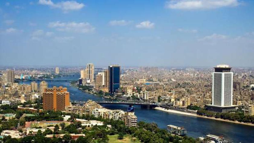انخفاض بدرجات الحرارة غدا بجميع الأنحاء وشبورة.. والعظمى بالقاهرة 30 تتوقع هيئة الأرصاد الجوية أن يشهد غدا الاثنين، استمرار انخفاض فى درجات الحرارة على كافة الأنحاء ، حيث يسود طقس مائل للحرارة على القاهرة الكبرى والوجه البحرى وشمال الصعيد معتدل على السواحل الشمالية ، حار على جنوب سيناء و جنوب البلاد . وعن حالة الطقس ليلا،  فيسود طقس لطيف على شمال البلاد حتى القاهرة الكبرى ، معتدل الحرارة على كافة الأنحاء. وأوضحت هيئة الأرصاد الجوية، أن غدا الاثنين ، نشاط رياح على مناطق من السواحل الشمالية وجنوب سيناء وجنوب البلاد على فترات متقطعة، وشبورة مائية صباحا على بعض الطرق الزراعية والسريعة والقريبة من المسطحات المائية المؤدية من وإلى القاهرة الكبرى والوجه البحرى والسواحل الشمالية ووسط سيناء. وبالنسبة لدرجات الحرارة، غدا الاثنين: القاهرة العظمى 30 درجة والصغرى 20 درجة، والإسكندرية العظمى 28 والصغرى 18 درجة، ومطروح العظمى 27 درجة والصغرى 20 درجة، وسوهاج العظمى 34 درجة والصغرى 220 درجة، وقنا العظمى 35 درجة والصغرى 23 درجة، وأسوان العظمى 37 درجة والصغرى 23 درجة.