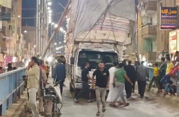 Photo of سيارة محملة بالمراتب وعواميد إنارة يتسببا في إغلاق كوبري الباجور بالمنوفية