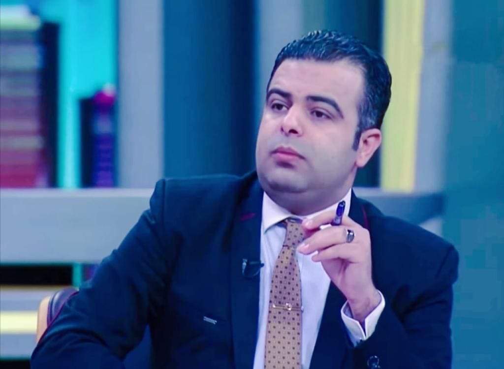 بعد فرض الضريبة علي "البلوجرز".. خبير الإعلامي: خطوة جاءت متأخرة ويجب محاسبتهم من تاريخ مزاولة النشاط انتشر في الآونة الأخيرة جدال حول فرض الضرائب وفتح ملفات ضريبية لصانعي المحتوى على مواقع ومنصات وتطبيقات التواصل الاجتماعي خاصة اليوتيوبرز والبلوجرز (أصحاب المدونات)، والذين يحققون أرباحًا ومكاسب طائلة من خلال عدد المشاهدات . ومن خلال مداخلة هاتفية للدكتور حسام النحاس الخبير الإعلامي وأستاذ الإعلام بجامعة بنها، ببرنامج مساء الخير وتقدمه الإعلامية ألفت كامل، يعبر فيها عن رأيه تجاه هذا الجدال. وقال النحاس أن هذا الآمر طبيعي للغاية ولكن هذه الخطوة جاءت متأخرة كثيرا، كما يجب علي كل شخص يقوم بممارسة عمل ما سواء (وظيفة أو عمل حر) بدفع ضرائب للدولة، وعمل ملف ضريبي، وضرورة محاسبتهم من تاريخ مزاولة النشاط. وأضاف انه يوجد أنواع عديدة للضرائب منها ضريبة على الدخل وضريبة على العمل كما يوجد أيضا ضريبة القيم المضافة وغيرها. وقال أنه كان يجب من حيث المبدأ ومع استحداث عدد من الوظائف الجديدة ومع حديث الناس عن مشاهير مواقع التواصل الاجتماعي (الانفلونسرز)، أو اليوتيوبرز آو البلوجرز، فرض القيمة الضريبية عليهم، وذلك من خلال محاسبتهم على نسبة المشاهدات التي يحققونها، ومن خلالها يحققون أرباحهم. وأكد النحاس على أنه يجب وضع ضوابط لكل محتوى يتم تقديمه عبر هذه المنصات لأنه يؤثر على العامة وكل من يتابع هذا المحتوي . وأوضح النحاس أن إدارة التطبيقات هي من تقوم بحساب عدد المشاهدات وعدد الأرباح، وأكد على ضرورة وجود تنسيق بين الجهات المختصة وبين إدارة تلك التطبيقات. كما طالب النحاس المجلس الأعلى لتنظيم الإعلام ورئيسه الأستاذ كرم جبر بضرورة وضع لائحة تحت مسمى ( لائحة ضوابط ومعايير الممارسة الإعلامية والإعلانية لمواقع ومنصات وتطبيقات التواصل الاجتماعي ) وهو الأمر الذى يسمح به القانون وذلك لضبط صناعة المحتوى عبر تلك المنصات .