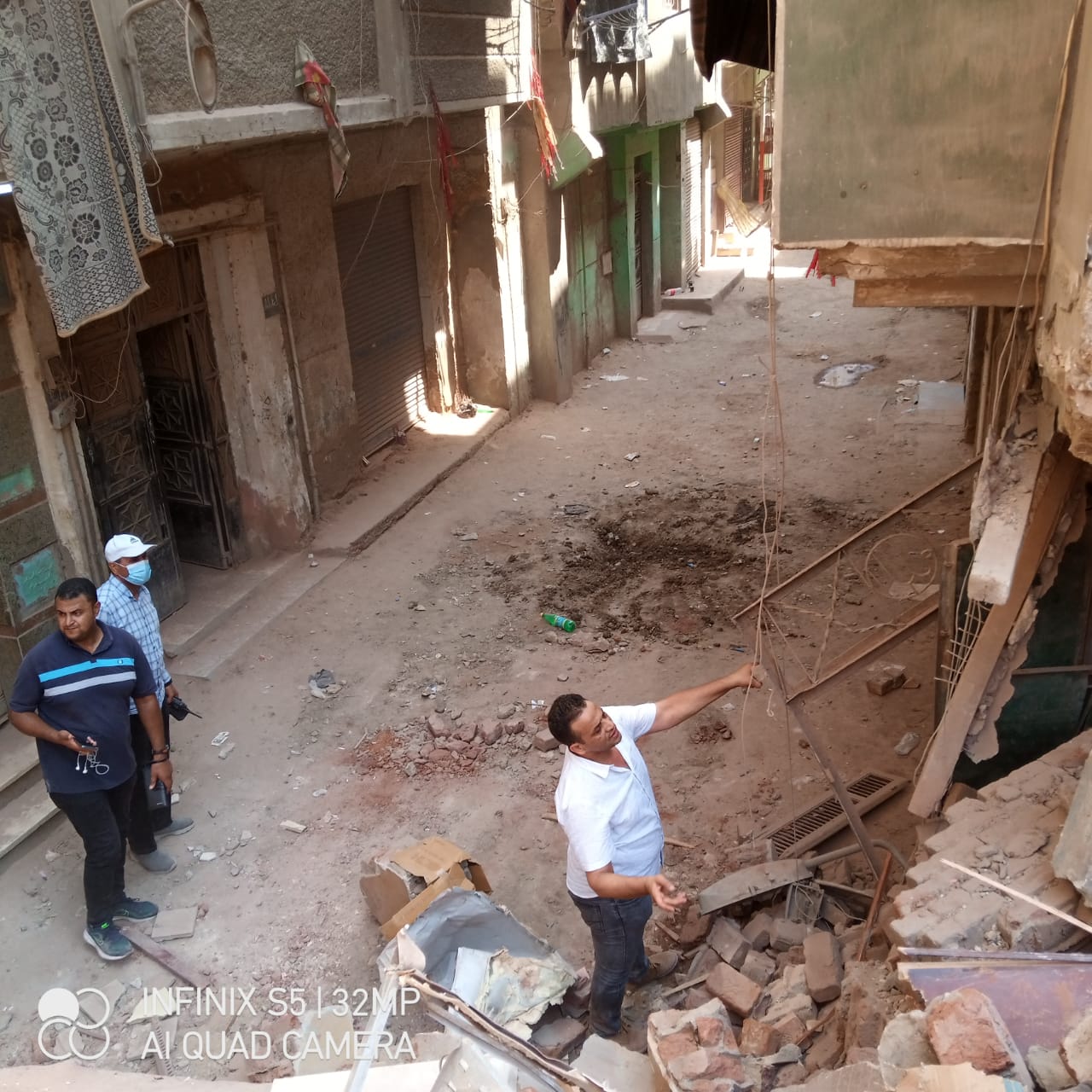 اخلاء 4 منازل مجاورة للعقار المنهار بحي غرب شبرا الخيمة وازالتها.. وترميم وتدعيم 6 منازل اخرى