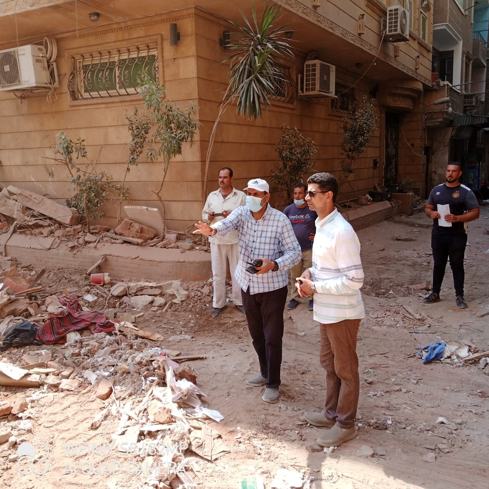 اخلاء 4 منازل مجاورة للعقار المنهار بحي غرب شبرا الخيمة وازالتها.. وترميم وتدعيم 6 منازل اخرى