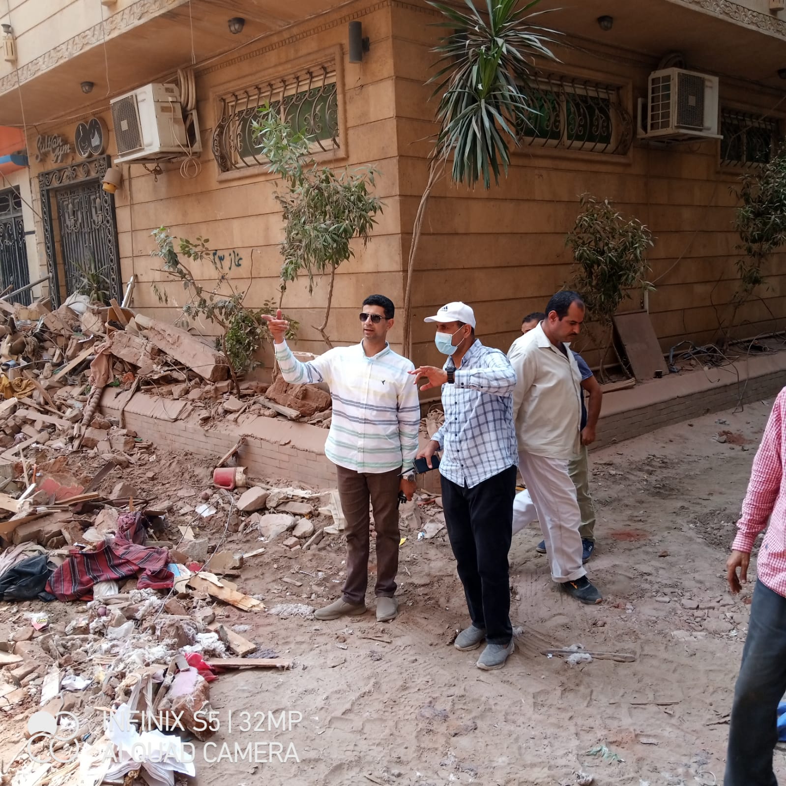 اخلاء 4 منازل مجاورة للعقار المنهار بحي غرب شبرا الخيمة وازالتها.. وترميم وتدعيم 6 منازل اخرى
