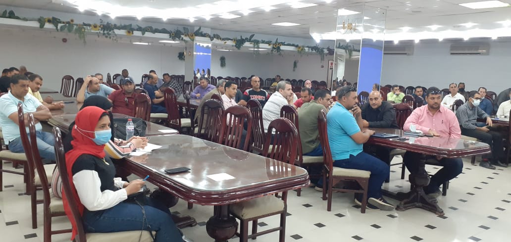 نظمت الوحدة المركزية لإدارة الأزمات والكوارث بجامعة بنها ورشة عمل عن السلامة والصحة المهنية بالجامعات المصرية وذلك برعاية الدكتور ناصر الجيزاوي القائم بأعمال رئيس الجامعة والدكتور جمال سوسة المشرف على قطاع خدمة المجتمع وتنمية البيئة ، والدكتور ابراهيم راجح المدير التنفيذي للوحدة المركزية لإدارة الأزمات والكوارث. وحاضر فى الورشة الدكتورة مي محمد السيد استشاري السلامة والصحة المهنية وعضو لجنة السلامة والصحة المهنية وبحضور أعضاء من هيئة التدريس و عددا من العاملين بالجامعة والمحافظة ووزارة الصحة . وأكد الدكتور ناصر الجيزاوي على الدور التي تقوم به وحدة إدارة الأزمات والكوارث بالجامعة في الحفاظ على صحة وسلامة الجميع داخل الجامعة، بالإضافة الى دورها في التوعية المستمرة للعاملين بالجامعة بأهمية توافر كافة الاشتراطات الصحة والسلامة المهنية وأضاف الدكتور جمال سوسة ان السلامة والصحة المهنية ليس هدفها فقط الحفاظ على المنشآت بل الحفاظ على العنصر البشري وهو ما تسعى إليه الجامعة في كافة منشآتها من خلال مراعاة كافة الاشتراطات الصحة والسلامة المهنية وتدريب العنصر البشري على وسائل الصحة والسلامة المهنية. من جانبه اكد الدكتور ابراهيم راجح أن ورشة العمل تأتي في إطار توعية العاملين بالكليات والمدن الجامعية بالجامعة بأهمية توافر إرشادات السلامة والصحة المهنية من أجل حماية العنصر البشري من الإصابات الناجمة عن مخاطر بيئة العمل ، والحفاظ على مقومات العنصر المادي المتمثل في المنشآت وما تحتويه من أجهزة ومعدات بالإضافة الى توفير وتنفيذ كافة اشتراطات السلامة والصحة المهنية التي تكفل توفير بيئة آمنة تحقق الوقاية من المخاطر للعنصرين البشري والمادي.