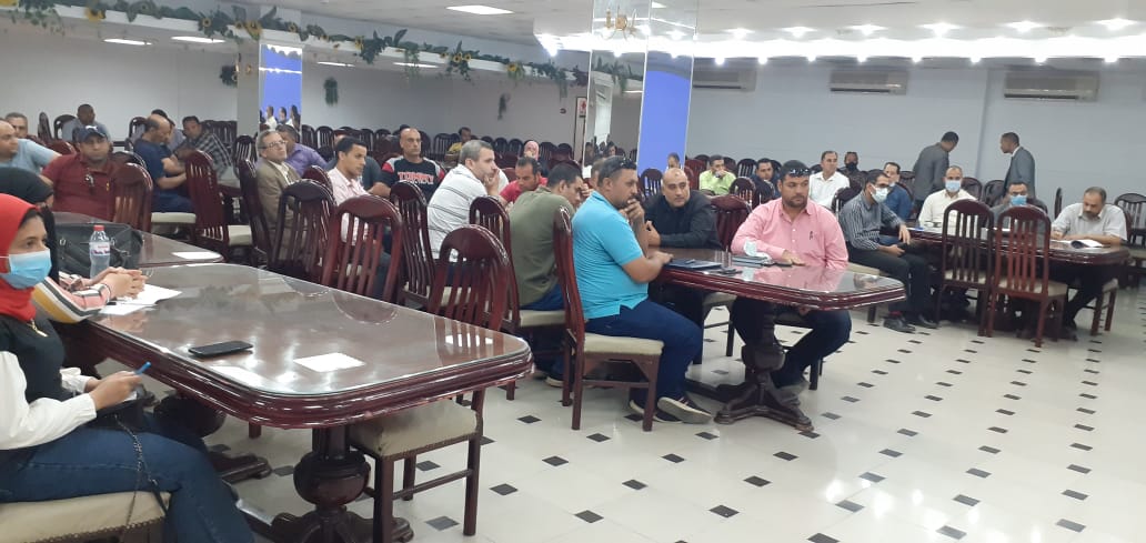 نظمت الوحدة المركزية لإدارة الأزمات والكوارث بجامعة بنها ورشة عمل عن السلامة والصحة المهنية بالجامعات المصرية وذلك برعاية الدكتور ناصر الجيزاوي القائم بأعمال رئيس الجامعة والدكتور جمال سوسة المشرف على قطاع خدمة المجتمع وتنمية البيئة ، والدكتور ابراهيم راجح المدير التنفيذي للوحدة المركزية لإدارة الأزمات والكوارث. وحاضر فى الورشة الدكتورة مي محمد السيد استشاري السلامة والصحة المهنية وعضو لجنة السلامة والصحة المهنية وبحضور أعضاء من هيئة التدريس و عددا من العاملين بالجامعة والمحافظة ووزارة الصحة . وأكد الدكتور ناصر الجيزاوي على الدور التي تقوم به وحدة إدارة الأزمات والكوارث بالجامعة في الحفاظ على صحة وسلامة الجميع داخل الجامعة، بالإضافة الى دورها في التوعية المستمرة للعاملين بالجامعة بأهمية توافر كافة الاشتراطات الصحة والسلامة المهنية وأضاف الدكتور جمال سوسة ان السلامة والصحة المهنية ليس هدفها فقط الحفاظ على المنشآت بل الحفاظ على العنصر البشري وهو ما تسعى إليه الجامعة في كافة منشآتها من خلال مراعاة كافة الاشتراطات الصحة والسلامة المهنية وتدريب العنصر البشري على وسائل الصحة والسلامة المهنية. من جانبه اكد الدكتور ابراهيم راجح أن ورشة العمل تأتي في إطار توعية العاملين بالكليات والمدن الجامعية بالجامعة بأهمية توافر إرشادات السلامة والصحة المهنية من أجل حماية العنصر البشري من الإصابات الناجمة عن مخاطر بيئة العمل ، والحفاظ على مقومات العنصر المادي المتمثل في المنشآت وما تحتويه من أجهزة ومعدات بالإضافة الى توفير وتنفيذ كافة اشتراطات السلامة والصحة المهنية التي تكفل توفير بيئة آمنة تحقق الوقاية من المخاطر للعنصرين البشري والمادي.