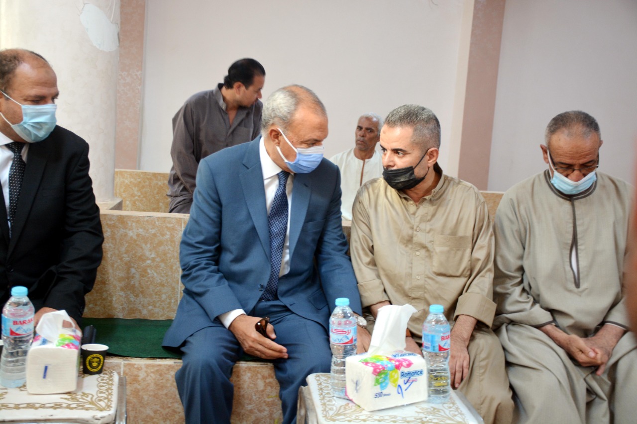 محافظ القليوبية يقدم واجب العزاء لأسرة الشهيد محمد صلاح الغندور قدم عبد الحميد الهجان محافظ القليوبية اليوم واجب العزاء لأسرة الشهيد المجند محمد صلاح الغندور شهيد الشرطة إبن قرية كفر الشموت التابعة لمركز ومدينة بنها، والذي استشهد أثناء مطاردة مهربين بشمال سيناء، سائلا الله عز وجل أن يتغمده بواسع رحمته، وأن يلهم أهله وذويه الصبر والسلوان. وأكد المحافظ أننا لن ننسى شهداء الواجب والوطن وستظل ذكراهم خالدة في أذهان الجميع تقديراً لما قدموه من تضحيات غالية ودماء ذكية روت أرض الوطن دفاعاً عن أمنه وإستقراره. وحضر العزاء المهندس علي عبد الستار رئيس مدينة بنها وعدد من القيادات التنفيذية بالمحافظة. كما أثنى محافظ القليوبية على الدور الوطني الذي يقوم به رجال القوات المسلحة والشرطة لحماية حدود مصرنا الغالية وكل شبر من أرض الوطن فى كافة أنحاء الجمهورية والتصدي الحازم للخارجين عن القانون وللإرهاب الأسود، مع المضي قدماً لإستكمال مسيرة البناء والتعمير من أجل المستقبل الواعد لأبنائها.