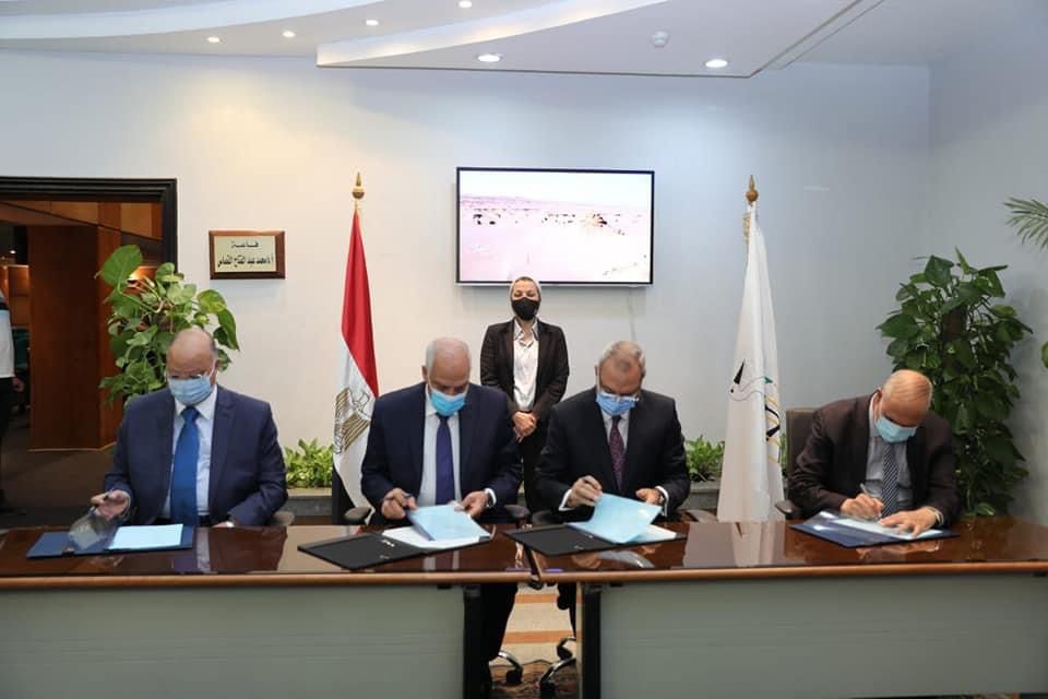 وزيرة البيئة تشهد توقيع 3 محافظات للاتفاقية الوزارية لمشروع "إدارة تلوث الهواء وتغير المناخ في القاهرة الكبرى" شهدت الدكتورة ياسمين فؤاد وزيرة البيئة، توقيع الاتفاقية الوزارية الخاصة بمشروع "إدارة تلوث الهواء وتغير المناخ في القاهرة الكبرى" بين وزارة البيئة ومحافظات القاهرة والجيزة والقليوبية وذلك بحضور اللواء خالد عبد العال محافظ القاهرة واللواء احمد راشد محافظ الجيزة واللواء عبد الحميد الهجان محافظ القليوبية. وجاء ذلك عقب توقيع الاتفاقية أمس بين وزارة البيئة وكل من وزارات التنمية المحلية والنقل والصحة والسكان والتعاون الدولي والتخطيط والتنمية الاقتصادية، وتكون وزارة البيئة هي الجهة المحددة في اتفاقية قرض البنك الدولي بأنها المسئولة عن التنسيق الشامل مع جميع الوزارات والهيئات المسؤولة عن التنفيذ . ويعد هذا المشروع من اكبر مشروعات البيئة ، والممول من البنك الدولى بتكلفة إجمالية قدرها 200 مليون دولار. أكدت الدكتورة ياسمين فؤاد وزيرة البيئة خلال كلمتها على أن مشروع "إدارة تلوث الهواء وتغير المناخ في القاهرة الكبرى" يعد من أهم وأكبر المشاريع التي تم البدء بها وصياغتها من قبل وزارة البيئة مشيرة أنه تم بذل العديد من الجهود والتنسيق مع العديد من الجهات المحلية والدولية للخروج بالمشروع على أرض الواقع فى ظل دعم فخامة رئيس الجمهورية السيد عبد الفتاح السيسي له منذ عامين. كما وجهت وزيرة البيئة الشكر لكل ممثلي الوزارات والمحافظين وهيئة النقل العام باعتبارهم شركاء فى كل مكون من مكونات المشروع والعمل على وضع وإتاحة كافة البيانات والتفاصيل الموجودة للعمل على نجاح المشروع والذي يعمل على تقليل تلوث هواء القاهرة الكبرى وتقليل تكلفة التدهور البيئي والذي قدرت بحوالي ٤٧ مليار جنيه سنويا. وأكدت الدكتورة ياسمين فؤاد أن الهدف الإنمائي لهذا المشروع يتمثل في الحد من انبعاثات الهواء والمناخ من القطاعات الحيوية وزيادة القدرة على مقاومة تلوث الهواء في القاهرة الكبرى، مضيفة أن وزارة البيئة ستكون هي الجهة المسؤولة عن التنفيذ الشامل للمشروع وعن التنسيق مع وبين جميع الوزرات والهيئات المعنية والمشاركة في التنفيذ، وأي جهات أخرى من المحتمل أن تنضم إلى المشروع فيما بعد، وذلك وفقا لما هو وارد بالاتفاقية. واوضحت وزيرة البيئة انه بموجب هذه الاتفاقية سيتم انشاء "لجنة تسيير المشروع" تقوم بتوجيه ومتابعة تنفيذ أعمال المشروع، وذلك برئاسة وزيرة البيئة وعضوية وزراء (التنمية المحلية والنقل والصحة والسكان والتخطيط والتنمية الاقتصادية والتعاون الدولي) ومحافظي (القاهرة والجيزة والقليوبية) ورئيس هيئة النقل العام بالقاهرة، و تقدم اللجنة إرشادات وتوجيهات للمشروع بشأن السياسات والاستراتيجيات الوطنية بوجه عام، كما ستقوم بدور مهم في صنع القرار على أعلى مستوى، بالإضافة إلى دعم أنشطة التفاعل والتنسيق بين مختلف الوزارات والأجهزة المعنية، مع ضمان وجود بيئة داعمة للإصلاحات لتحقيق النجاح والاستدامة. كما ستكون اللجنة مسئولة عن الموافقة على خطط العمل والموازنات السنوية ورصد ومتابعة تقدم سير العمل من أجل تحقيق المؤشرات المستهدفة على المستوى القومي بوجه عام وعلى مستوى المشروع بوجه خاص. واستكملت فؤاد انه بموجب الاتفاقية يتم إنشاء وحدة لتنسيق المشروع بوزارة البيئة وتقوم هذه الوحدة بضمان تنفيذ المشروع وفقا لاتفاقية القرض ولوثيقة المشروع وللأدلة الخاصة بالتنفيذ مثل دليل تشغيل المشروع ودليل الرصد والتقييم. وتقوم في هذا الشأن بإعداد خطط العمل السنوية الشاملة والموازنات، وإعداد تقارير المتابعة وتنسيق أنشطة الرصد والتقييم مع الجهات المنفذة الأخرى وضمان الامتثال للمعايير البيئية والاجتماعية، بالإضافة الى إنشاء وحدة تشاورية للتنسيق الفني لتحقيق التكامل بين المكونات المختلفة للمشروع وتوحيد توجهات التنفيذ من أجل تعظيم الاستفادة من موارد المشروع ومساعدة وحدة تنسيق المشروع والوحدات الفنية في اتخاذ القرارات التنفيذية. واشارت الدكتورة ياسمين فؤاد الى ان المشروع يتألف من خمس مكونات رئيسية يمثل المكون الأول فيها تعزيز نظام دعم القرار بشأن نوعية الهواء، والمكون الثاني لدعم تفعيل الخطط الرئيسية لإدارة المخلفات الصلبة في القاهرة الكبرى والمكون الثالث خفض انبعاثات مركبات وسائل النقل العام، والمكون الرابع تغيير السلوك ورفع الوعي والتواصل والمكون الخامس إدارة المشاريع والرصد والتقييم. من جانبه أكد اللواء خالد عبد العال محافظ القاهرة أن هذا المشروع يعد أحد المشروعات البناءة التي كانت الدولة في حاجة ملحة إليها منذ فترة ، مشيرا إلى أن وزارة البيئة اتخذت خطوات استباقية لتحقيق هذا المشروع. وأضاف محافظ القاهرة أن المحافظة بدأت في إتخاذ خطوات كبيرة في هذا المشروع حيث قامت بإنشاء عدد من المدافن الجديدة، كما حدث تحول كبير في النظافة بالعاصمة بعد تطبيق منظومة النظافة الجديدة، كما يتم استبدال أسطول سيارات النقل العام بشراء سيارات تعمل بالغاز الطبيعي والكهرباء . وتوقع محافظ القاهرة أن يلقى هذا المشروع نجاحا كبيرا وتعاونا مع المجتمع المدني. كما وجه اللواء أحمد راشد محافظ الجيزة الشكر لجميع القائمين على المشروع مثمنا الجهد المبذول في تلك الاتفاقية، ومشيداً بالنجاح الذى حققته وزارة البيئة والجهات المعنية خلال الفترة الماضية في مواجهة السحابة السوداء ، موضحًا أن محافظة الجيزة لديها عدد من المشاكل المتعلقة بالهواء برغم من المجهود المبذول يومياً للحد من اشتعال المخلفات خاصة الموجودة على جانبي الترع والمصارف واستطاعت المحافظة رفع كميات كبيرة منها، والتغلب على مشكله الاشتعال الذاتي للمقالب المكشوفة، كما يتم العمل حاليا على الانتهاء من المنظومة الجديدة للنظافة بالمحافظة، مؤكدا على تقديم كل الدعم والمساندة لنجاح المشروع الخاص" بإدارة تلوث الهواء وتغير المناخ". وأكد اللواء عبدالحميد الهجان محافظ القليوبية خلال كلمته على بذل شركاء المشروع من الوزارات المختلفة جهود تحضيرية منذ بداية المشروع للعمل على خروج المشروع ونجاحه وعلى المرونة التي يتسم بها المشروع وإدراجه لمنطقة العكرشة بالمشروعات التي سيتم تنفيذها في ظل حاجة محافظة القليوبية ومعاناتها من تلوث الهواء والنظافة والوصول بمعدلات أعلى لتحسين جودة الهواء ومنظومة النظافة داخل المحافظة. كما توجه ممثلو الوزارات المشاركة فى المشروع والسادة محافظي القاهرة والجيزة والقليوبية ورئيس هيئة النقل العام بجزيل الشكر للدكتورة ياسمين فؤاد وزيرة البيئة على جهودها المبذولة منذ بداية المشروع للعمل على إنجاحه. ووفقا للاتفاقية تتعهد جميع الأطراف التزامها بأهداف المشروع وتنفيذه وفقًا لأحكام اتفاقية قرض البنك الدولي ووثائق المشروع ،وبذل أقصى الجهود لتقديم مخرجاتها بطريقة فعالة وفي الوقت المناسب.