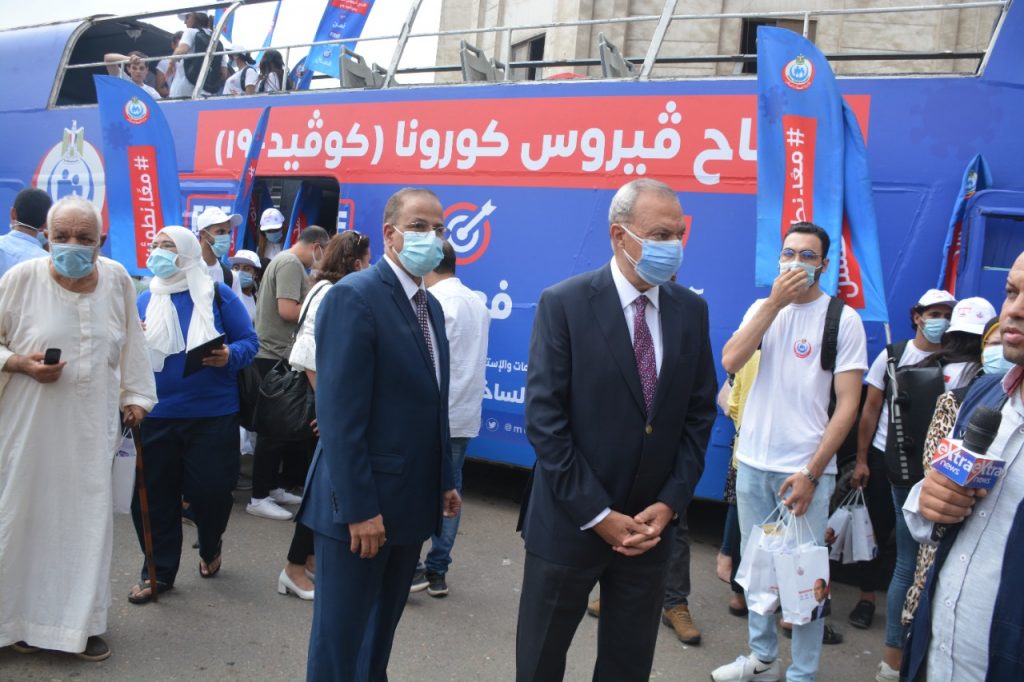 القليوبية: فتح 8 مراكز جديدة لتلقي لقاح كورونا بدءا من اليوم شهد عبد الحميد الهجان محافظ القليوبية اليوم الجمعة إطلاق حملة " معا نطمئن...سجل الآن " لتشجيع المواطنين على التسجيل وسرعة تلقي اللقاح في نفس اليوم، في إطار توجيهات الرئيس عبد الفتاح السيسي، بالتوسع في حملة تطعيم المواطنين بلقاحات كورونا، حيث سيجوب الأتوبيس اليوم مناطق موقف بنها العمومي وميدان المحطة ومنطقة المنشية بمدينة بنها وعند مول العابد وشارع الساحة بمدينة طوخ ومحطة مترو شبرا الخيمة. وقد تابع المحافظ سير عمل الأتوبيس لتسجيل المواطنين للقاح بموقف بنها العمومي وميدان المحطة بمدينة بنها، ثم توجه لنادي السلام للمعاقين لمتابعة تلقي المواطنين للقاح وذلك بحضور الدكتور خالد عبد الغني وكيل وزارة الصحة والدكتور محمود الصبروط وكيل وزارة الشباب والرياضة. وأكد المحافظ على توفير مقاعد مخصصة لراحة المواطنين أثناء تلقي اللقاح وذلك في إطار خطة الدولة للوقاية من فيروس كورونا المستجد والذي يستهدف المواطنين من أعمار 18 فأكثر. وأكد محافظ القليوبية حرصه على متابعة أعمال تطعيم الموظفين والمواطنين ، مناشداً جميع المواطنين ممن ليس لديهم القدرة على التسجيل عبر التطبيق الإلكتروني ، بسرعة التوجه للمنافذ التي تم تجهيزها لتسجيل بياناتهم للحصول على اللقاح، مع مراعاة كافة الإجراءات الاحترازية خلال عملية التسجيل حفاظاً على سلامتهم . وخلال جولته بموقف بنها العمومي تابع الهجان أعمال التطهير والتعقيم التي قام بها مجلس مدينة بنها، وذلك في إطار المتابعة المستمرة والدائمة للإجراءات الاحترازية التي تقوم بها المحافظة للوقاية من فيروس كورونا المستجد. وأعرب المحافظ عن سعادته لإقبال المواطنين على تلقي اللقاح، مؤكدا أنه أصدر تعليماته للدكتور خالد عبد الغني وكيل وزارة الصحة بالتنسيق مع مديرية الشباب والرياضة برئاسة الدكتور محمود الصبروط وكيل وزارة الشباب والرياضة لفتح منافذ جديدة بالمحافظة لتلقي اللقاح، حيث تم تخصيص نادي السلام للمعاقين ونادي الشباب بطوخ ونادي بيجام بحي غرب شبرا الخيمة، بالإضافة إلى نادي قليوب الرياضي ومركز شباب مدينة الخانكة ونادي القناطر الخيرية، ومركز شباب كفر شكر ومركز شباب شبين القناطر لتكون مراكز جديدة لتلقي اللقاح. ومن الجدير بالذكر أن وزارة الصحة تحت إشراف الدكتورة هالة زايد وزيرة الصحة والسكان قامت بإطلاق أوتوبيسات تجوب المحافظات، ويضم كل أتوبيس 15 فريقًا من التواصل المجتمعي بوزارة الصحة، تم تدريبهم على أعلى مستوى ويرتدون زيًا مخصصًا، ومزودين بأجهزة "تابلت" لتسجيل بيانات المواطنين على الموقع الإلكتروني لتلقي اللقاح، والرد على جميع استفساراتهم وتساؤلاتهم حول اللقاحات، مؤكدًا أن المواطنين الذين سجلوا على الموقع سابقًا ولم تصلهم رسالة نصية يمكنهم التوجه إلى الحملة للحصول على رسالة فورية بموعد تلقي اللقاح. وأوضح الدكتور خالد عبد الغني وكيل وزارة الصحة بأنه من تلقى اللقاح حتى الآن بالمحافظة حوالي 465 ألف مواطن ومواطنة بالمحافظة عبر 28 مركز لتلقي اللقاح بمدن بنها وطوخ وقليوب والخانكة وشبين القناطر والقناطر الخيرية وكفر شكر والعبور وأحياء شرق وغرب شبرا الخيمة .
