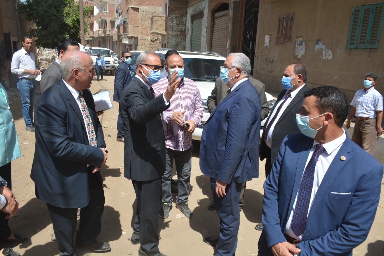 قام القصير وزير الزراعة واستصلاح الاراضي بتفقد مزرعة بحوث الخضر بمحافظة القليوبية والتي تقع على مساحة 42 فدان تابعة لمعهد البساتين بمركز البحوث الزراعية، في اطار توجيها الرئيس عبدالفتاح السيسي رئيس الجمهورية برفع كفاءة اصول الدولة وتحقيق أقصى استفادة ممكنة منها. ووجه القصير بضرورة رفع كفاءة المزرعة وادارتها اقتصاديا وحسن استغلالها حيث تحتوى على حوالي 120 صوبة زراعية مخصصة للبرنامج القومي لإنتاج تقاوي الخضر كما قام وزير الزراعة ايضا بزيارة موقع الزراعات المحمية بمدينة طوخ والذي يقع على مساحة 4 افدنة يحتوي على 18 صوبة زراعية، ورافقه، اللواء عبدالحميد الهجان محافظ القليوبية بتفقد بعض الاصول التابعة للهيئة العامة للإصلاح الزراعي حوالي 14 فدان بقرية ميت راضي بمركز بنها. وشدد وزير الزراعة على ضرورة رفع كفاءة جميع الأصول التابعة للوزارة وإدارتها اقتصاديًا سواء من خلال الوزارة او بالشراكة مع اجهزة الدولة او مؤسسات المجتمع المدني او القطاع الخاص حتى يكون لها مردود ايجابي على البلد وتحقق الاهداف المرجوة منها. حضر الجولة المهندس مصطفى الصياد نائب وزير الزراعة للثروة الحيوانية والسمكية والداجنة، والدكتور محمد سليمان رئيس مركز البحوث الزراعية، والمستشار سعيد صالح مسئول ملف رفع كفاءة الاصول بالوزارة، والدكتور ايمن حمودة مدير معهد البساتين، والمهندس حسن زايد وكيل وزارة الزراعة بالقليوبية وبعض قيادات الوزارة.