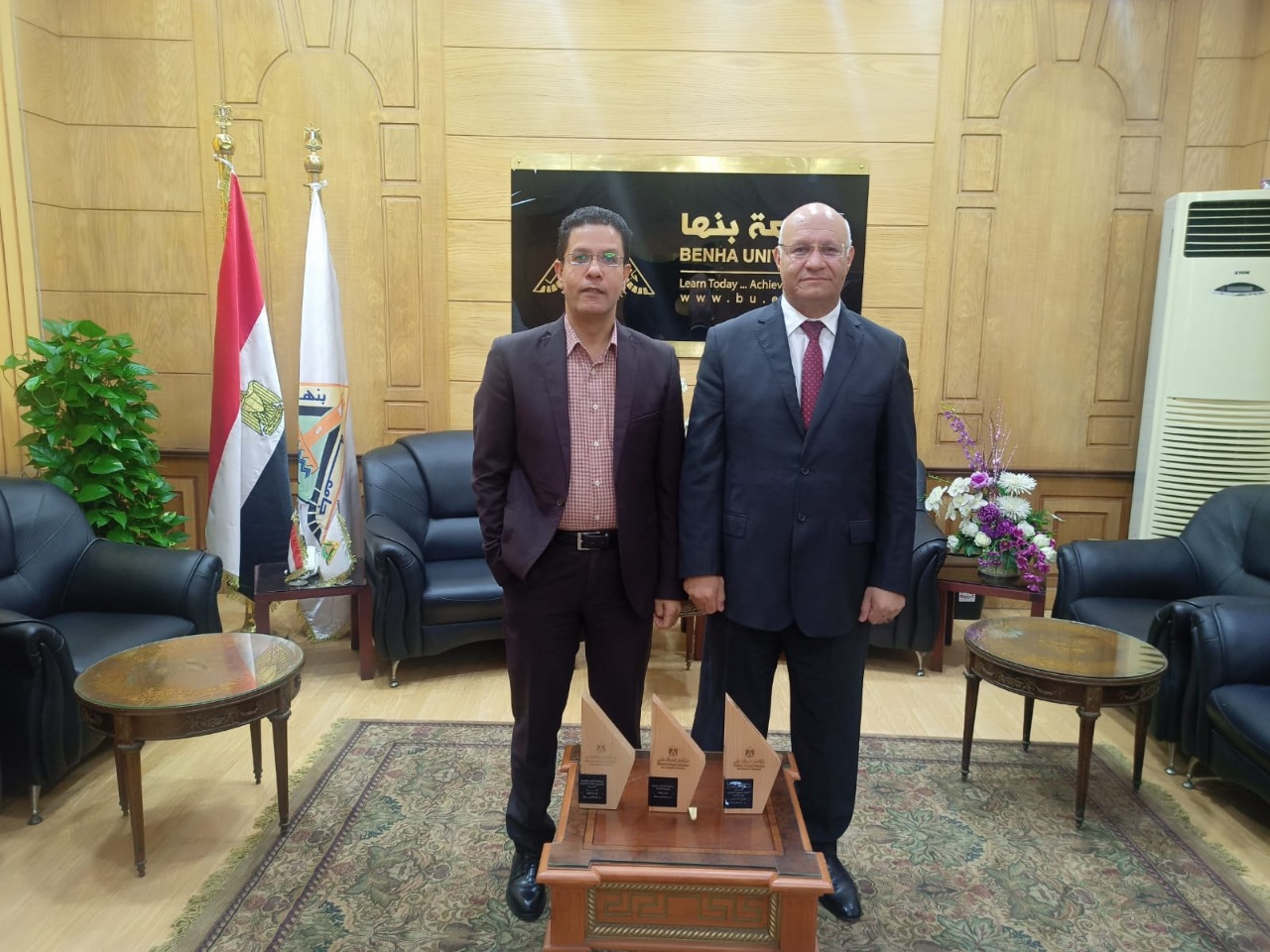 حصدت جامعة بنها 3 مراكز ضمن مسابقات الجامعات المصرية للعام الجامعي 2020/2021، والتي أعلن نتائجها الدكتور خالد عبدالغفار وزير التعليم العالي والبحث العلمي. وشارك في حفل تسليم الجوائز الدكتور جمال سوسة المشرف على قطاع خدمة المجتمع وتنمية البيئة ، حيث فازت الجامعة بالمركز الثاني " أعمال النحت " في مسابقة طلاب الجامعات وأعضاء هيئة التدريس حول الصورة البصرية للعاصمة الإدارية الجديدة ، والتي جاءت بناء على توجيهات رئيس الجمهورية بشأن ضرورة عمل هوية بصرية للعاصمة الإدارية الجديدة. كما فازت الجامعة بالمركز الثالث في مسابقة أفضل جامعة صديقة للبيئة ، وكذلك المركز الثالث في مسابقة مشروعات تنسيق الموقع. من جانبه وجه الدكتور ناصر الجيزاوي القائم بأعمال رئيس الجامعة التهنئة لكل فرق العمل المشاركة في المسابقات الثلاثة على مستوى قطاعات الجامعة ، وكذلك الشكر لقطاع خدمة المجتمع لدوره فى تفعيل دور جامعة بنها كجامعة صديقة للبيئة وإعداد ملف المشاركة في المسابقة. كما وجه " الجيزاوى " الشكر للدكتور شمس القرنفلي عميد كلية الفنون التطبيقية وفريق العمل والطلاب المشاركين فى المسابقة من خلال اعمالهم الابداعية وتميزهم فى أعمال النحت والحصول على المركز الثانى فى مسابقة الصورة البصرية للعاصمة الإدارية الجديدة. الجدير بالذكر أن الدكتور خالد عبدالغفار وزير التعليم العالي والبحث العلمي، قد أعلن اليوم الاثنين، نتائج مسابقات الجامعات التي أطلقتها الوزارة بين الجامعات المصرية، والتي شملت عدة مجالات، وهي: الاستعداد للعام الدراسي 2020/2021، وجهود مواجهة جائحة فيروس كورونا المستجد، وأفضل موقع إلكتروني على مستوى الجامعات والمراكز والمعاهد البحثية، وأفضل مشروع تطبيقي مُرتبط بالمجتمع، وأفضل جامعة حكومية في مجال الدراسات العليا والبحوث والأبحاث التطبيقية المنشورة من حيث الإبداع وارتباطها بالصناعة، وأفضل جامعة صديقة للبيئة، بالإضافة إلى المنافسة بين طلاب الجامعات وأعضاء هيئة التدريس لتجميل الصورة البصرية للعاصمة الإدارية الجديدة، وذلك بحضور اللواء أحمد زكي عابدين رئيس مجلس إدارة شركة العاصمة الإدارية الجديدة، ود. أيمن عاشور نائب الوزير لشئون الجامعات، ولفيف من رؤساء ونواب الجامعات الحكومية والخاصة، والمراكز والمعاهد والهيئات البحثية.  وأكد الوزير في كلمته، أن الهدف من هذه المسابقات هو تحفيز الجامعات المصرية، والحرص على زيادة التواصل بينها في الأقاليم المختلفة عن طريق المنافسة فيما بينها في عدة مجالات تعتمد في المقام الأول على أهداف التنمية المستدامة، والتي شملت: التعليم والطلاب والبحث العلمي وخدمة المجتمع والربط بين العلم بالصناعة والمجتمع المحلي، مشيرًا إلى أهمية التوسع في المسابقات خلال السنوات القادمة لتشمل عدد أكبر من مشاركات الجامعات الدولية، ليصبح المنافسة بين جامعاتنا المصرية والجامعات الأخرى خارج حدود الدولة المصرية.