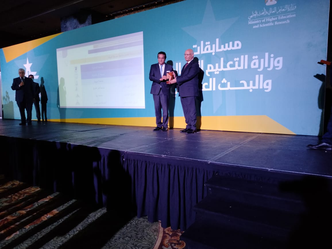حصدت جامعة بنها 3 مراكز ضمن مسابقات الجامعات المصرية للعام الجامعي 2020/2021، والتي أعلن نتائجها الدكتور خالد عبدالغفار وزير التعليم العالي والبحث العلمي. وشارك في حفل تسليم الجوائز الدكتور جمال سوسة المشرف على قطاع خدمة المجتمع وتنمية البيئة ، حيث فازت الجامعة بالمركز الثاني " أعمال النحت " في مسابقة طلاب الجامعات وأعضاء هيئة التدريس حول الصورة البصرية للعاصمة الإدارية الجديدة ، والتي جاءت بناء على توجيهات رئيس الجمهورية بشأن ضرورة عمل هوية بصرية للعاصمة الإدارية الجديدة. كما فازت الجامعة بالمركز الثالث في مسابقة أفضل جامعة صديقة للبيئة ، وكذلك المركز الثالث في مسابقة مشروعات تنسيق الموقع. من جانبه وجه الدكتور ناصر الجيزاوي القائم بأعمال رئيس الجامعة التهنئة لكل فرق العمل المشاركة في المسابقات الثلاثة على مستوى قطاعات الجامعة ، وكذلك الشكر لقطاع خدمة المجتمع لدوره فى تفعيل دور جامعة بنها كجامعة صديقة للبيئة وإعداد ملف المشاركة في المسابقة. كما وجه " الجيزاوى " الشكر للدكتور شمس القرنفلي عميد كلية الفنون التطبيقية وفريق العمل والطلاب المشاركين فى المسابقة من خلال اعمالهم الابداعية وتميزهم فى أعمال النحت والحصول على المركز الثانى فى مسابقة الصورة البصرية للعاصمة الإدارية الجديدة. الجدير بالذكر أن الدكتور خالد عبدالغفار وزير التعليم العالي والبحث العلمي، قد أعلن اليوم الاثنين، نتائج مسابقات الجامعات التي أطلقتها الوزارة بين الجامعات المصرية، والتي شملت عدة مجالات، وهي: الاستعداد للعام الدراسي 2020/2021، وجهود مواجهة جائحة فيروس كورونا المستجد، وأفضل موقع إلكتروني على مستوى الجامعات والمراكز والمعاهد البحثية، وأفضل مشروع تطبيقي مُرتبط بالمجتمع، وأفضل جامعة حكومية في مجال الدراسات العليا والبحوث والأبحاث التطبيقية المنشورة من حيث الإبداع وارتباطها بالصناعة، وأفضل جامعة صديقة للبيئة، بالإضافة إلى المنافسة بين طلاب الجامعات وأعضاء هيئة التدريس لتجميل الصورة البصرية للعاصمة الإدارية الجديدة، وذلك بحضور اللواء أحمد زكي عابدين رئيس مجلس إدارة شركة العاصمة الإدارية الجديدة، ود. أيمن عاشور نائب الوزير لشئون الجامعات، ولفيف من رؤساء ونواب الجامعات الحكومية والخاصة، والمراكز والمعاهد والهيئات البحثية.  وأكد الوزير في كلمته، أن الهدف من هذه المسابقات هو تحفيز الجامعات المصرية، والحرص على زيادة التواصل بينها في الأقاليم المختلفة عن طريق المنافسة فيما بينها في عدة مجالات تعتمد في المقام الأول على أهداف التنمية المستدامة، والتي شملت: التعليم والطلاب والبحث العلمي وخدمة المجتمع والربط بين العلم بالصناعة والمجتمع المحلي، مشيرًا إلى أهمية التوسع في المسابقات خلال السنوات القادمة لتشمل عدد أكبر من مشاركات الجامعات الدولية، ليصبح المنافسة بين جامعاتنا المصرية والجامعات الأخرى خارج حدود الدولة المصرية.