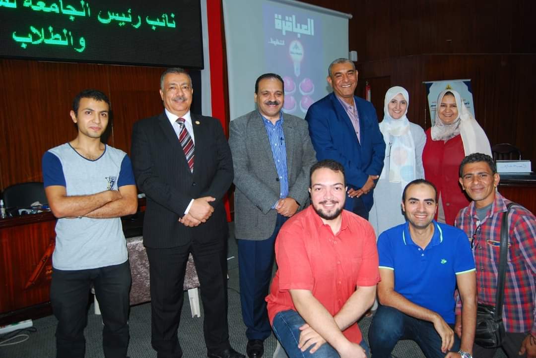 اختيار ممثلي جامعة بنها بمسابقة العباقرة علي شاشة القاهرة والناس اختتمت جامعة بنها اليوم الجولة الأخيرة من مسابقة العباقرة بنظام الفرق بين كليات الجامعة المختلفة، وذلك بحضور الدكتور تامر سمير نائب رئيس الجامعة لشئون التعليم والطلاب، وبرعاية الدكتور ناصر الجيزاوي القائم بأعمال رئيس الجامعة، والدكتور خالد عيسوي منسق عام الأنشطة الطلابية بجامعة بنها، والدكتور مصبح الكحيلى مدير عام رعاية الشباب بالجامعة. وصرح الدكتور خالد عيسوي بأنه تم الانتهاء من مسابقة عباقرة جامعة بنها بنظام الفرق المشكلة من طلاب وطالبات من كليات مختلفة وذلك بعد أيام من استمرار المنافسة، ليسدل الستار علي بطل عباقرة جامعة بنها الموسم الثاني ويحصل علي كأس المركز الاول "فريق ماسترز ١" و علي المركز الثاني "فريق البؤساء" و المركز الثالث "فريق ماسترز ٢" . وحصل الطلاب الآتي اسماؤهم علي افضل لاعب في المسابقة ذاتها وتم اختيارهم لتمثيل الجامعة فى مسابقة العباقرة التي (الموسم الربع) التي ستقام تصفياتها فى قناة القاهرة والناس بالقاهرة احمد انور احمد حجاج، وكريم احمد عوض الله، ومصطفى نبيل ذكى احمد، واحمد على محمد على ، وأميرة رجب على على ، ومنة الله عبد الله عطية ، وميار مصطفى حسن مغاوري ، وحبيبيه عارف متولى محمد. يذكر ان مسابقة عباقرة بجامعة بنها تنظمها الإدارة العامة لرعاية الشباب للموسم الثاني على التوالي بالتعاون مع الاتحاد العام للطلاب