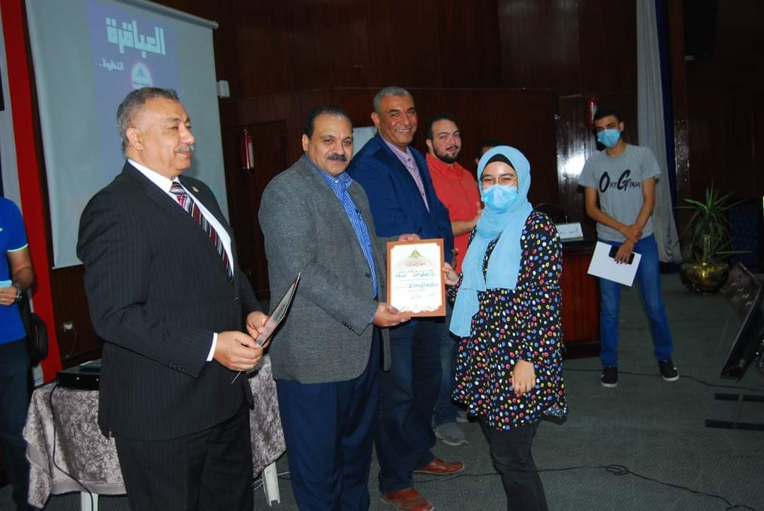 اختيار ممثلي جامعة بنها بمسابقة العباقرة علي شاشة القاهرة والناس اختتمت جامعة بنها اليوم الجولة الأخيرة من مسابقة العباقرة بنظام الفرق بين كليات الجامعة المختلفة، وذلك بحضور الدكتور تامر سمير نائب رئيس الجامعة لشئون التعليم والطلاب، وبرعاية الدكتور ناصر الجيزاوي القائم بأعمال رئيس الجامعة، والدكتور خالد عيسوي منسق عام الأنشطة الطلابية بجامعة بنها، والدكتور مصبح الكحيلى مدير عام رعاية الشباب بالجامعة. وصرح الدكتور خالد عيسوي بأنه تم الانتهاء من مسابقة عباقرة جامعة بنها بنظام الفرق المشكلة من طلاب وطالبات من كليات مختلفة وذلك بعد أيام من استمرار المنافسة، ليسدل الستار علي بطل عباقرة جامعة بنها الموسم الثاني ويحصل علي كأس المركز الاول "فريق ماسترز ١" و علي المركز الثاني "فريق البؤساء" و المركز الثالث "فريق ماسترز ٢" . وحصل الطلاب الآتي اسماؤهم علي افضل لاعب في المسابقة ذاتها وتم اختيارهم لتمثيل الجامعة فى مسابقة العباقرة التي (الموسم الربع) التي ستقام تصفياتها فى قناة القاهرة والناس بالقاهرة احمد انور احمد حجاج، وكريم احمد عوض الله، ومصطفى نبيل ذكى احمد، واحمد على محمد على ، وأميرة رجب على على ، ومنة الله عبد الله عطية ، وميار مصطفى حسن مغاوري ، وحبيبيه عارف متولى محمد. يذكر ان مسابقة عباقرة بجامعة بنها تنظمها الإدارة العامة لرعاية الشباب للموسم الثاني على التوالي بالتعاون مع الاتحاد العام للطلاب