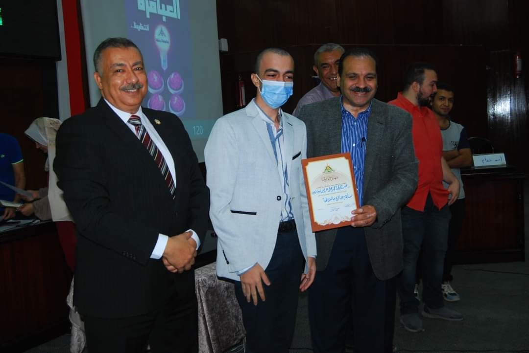اختيار ممثلي جامعة بنها بمسابقة العباقرة علي شاشة القاهرة والناس اختتمت جامعة بنها اليوم الجولة الأخيرة من مسابقة العباقرة بنظام الفرق بين كليات الجامعة المختلفة، وذلك بحضور الدكتور تامر سمير نائب رئيس الجامعة لشئون التعليم والطلاب، وبرعاية الدكتور ناصر الجيزاوي القائم بأعمال رئيس الجامعة، والدكتور خالد عيسوي منسق عام الأنشطة الطلابية بجامعة بنها، والدكتور مصبح الكحيلى مدير عام رعاية الشباب بالجامعة. وصرح الدكتور خالد عيسوي بأنه تم الانتهاء من مسابقة عباقرة جامعة بنها بنظام الفرق المشكلة من طلاب وطالبات من كليات مختلفة وذلك بعد أيام من استمرار المنافسة، ليسدل الستار علي بطل عباقرة جامعة بنها الموسم الثاني ويحصل علي كأس المركز الاول "فريق ماسترز ١" و علي المركز الثاني "فريق البؤساء" و المركز الثالث "فريق ماسترز ٢" . وحصل الطلاب الآتي اسماؤهم علي افضل لاعب في المسابقة ذاتها وتم اختيارهم لتمثيل الجامعة فى مسابقة العباقرة التي (الموسم الربع) التي ستقام تصفياتها فى قناة القاهرة والناس بالقاهرة احمد انور احمد حجاج، وكريم احمد عوض الله، ومصطفى نبيل ذكى احمد، واحمد على محمد على ، وأميرة رجب على على ، ومنة الله عبد الله عطية ، وميار مصطفى حسن مغاوري ، وحبيبيه عارف متولى محمد. يذكر ان مسابقة عباقرة بجامعة بنها تنظمها الإدارة العامة لرعاية الشباب للموسم الثاني على التوالي بالتعاون مع الاتحاد العام للطلاب
