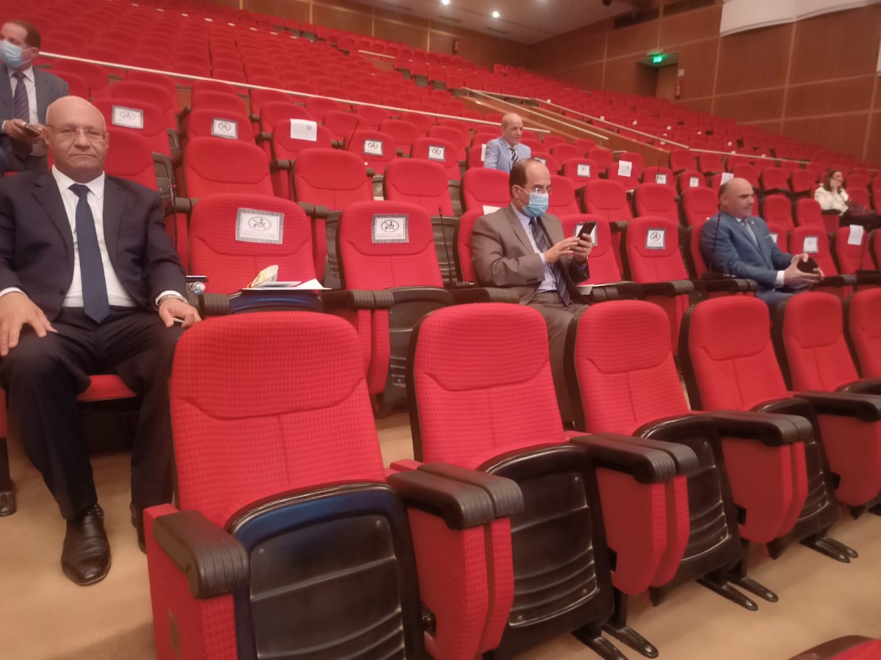 الأعلى للجامعات يهنئ «سوسة» برئاسة جامعة بنها.. ويشكر «الجيزاوي» على مجهوداته قدم المجلس الأعلى للجامعات في جلسته التي عقدت اليوم برئاسة الدكتور خالد عبدالغفار وزير التعليم العالي والبحث العلمي التهنئة للدكتور جمال سوسة لثقة رئيس الجمهورية وصدور القرار الجمهوري بتعيين سيادته رئيسًا لجامعة بنها، متمنيًن له كل التوفيق والنجاح. جاء ذلك بحضور الدكتور محمد لطيف أمين عام المجلس الأعلى للجامعات ورؤساء الجامعات وقيادات وزارة التعليم العالي. كما قدم المجلس الشكر للدكتور ناصر الجيزاوى نائب رئيس الجامعة لشئون الدراسات العليا والبحوث على مجهوداته خلال فترة عمله قائما بأعمال رئيس الجامعة. وكان الرئيس عبدالفتاح السيسي، قد أصدر قرارا جمهوريا بتعيين الدكتور جمال عبدالرحيم رئيسا لجامعة بنها. واكد الدكتور جمال سوسة أن شعارنا هو البناء على ما سبق لتحقيق الرؤية التي تستحقها جامعة بنها بحكم تاريخها الكبير وكبيت خبرة لمحافظة القليوبية.