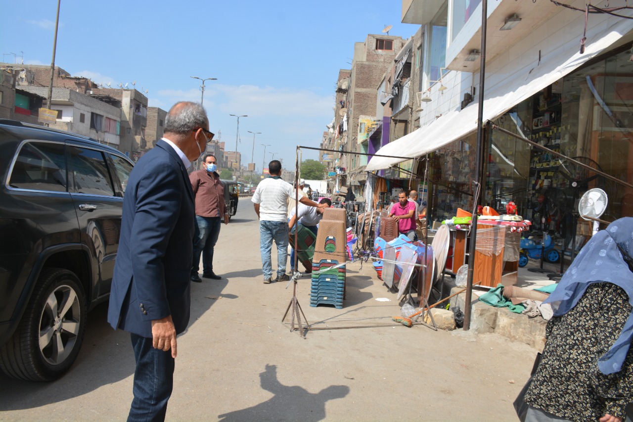 قام عبد الحميد الهجان محافظ القليوبية بمتابعة أعمال النظافة ورفع الإشغالات بشوارع أحياء شرق و غرب شبرا الخيمة، وعلى الطريق الدائري. حيث تم المرور على شوارع ١٣٥ و١٥مايو ، وشارع بهتيم وأمام مساكن إسكو وشارع ترعة الإسماعيلية بحي شرق شبرا الخيمة، كما تم المرور على شارع أحمد عرابي وشارع كريستال عصفور بحي غرب شبرا الخيمة، لمتابعة منظومة النظافة بها. ووجه المحافظ بإزالة القمامة بانتظام، والحفاظ على نظافة الشوارع، موجها برفع تراكمات الأتربة والردش من أمام مستشفى الناس على ترعه الإسماعيلية، مشدداً على رفع الأتربة من جانبي الطريق بمحور العصار من نزلة الطريق الدائري حتى حدود القاهرة مع المتابعة اليومية. كما وجه المحافظ رئيس حي شرق شبرا الخيمة بإعادة تأهيل المطابق المتواجدة بشارع ١٥مايو، ومساواتها مع طبقه الأسفلت . وجاء ذلك في إطار المتابعة الميدانية اليومية للوقوف على أعمال إزالة القمامة المتولدة من مدينة شبرا الخيمة ، ونقلها إلى المقلب العمومي بالعبور، و حرص المحافظة على النهوض بمستوى النظافة بالشوارع، والعمل على إزالة أي تراكمات للقمامة أو الأتربة، مؤكدا على خطة المحافظة لاستعادة المظهر الحضاري، والانضباط لشوارع القليوبية، ومحاربة ظاهرة إلقاء القمامة بالطريق العام للارتقاء بمستوى الخدمات المقدمة للمواطنين مع توفير البديل الملائم لهم.  وناشد محافظ القليوبية المواطنين بالتعاون مع الأجهزة التنفيذية في الإلتزام بالقانون، وعدم إلقاء القمامة مرة أخرى، لتحقيق الانضباط في الشارع ولإيجاد السيولة المرورية، وحفاظاً على الوجه الحضاري والجمالي للمدينة، موجها بضرورة وضع صناديق القمامة و توعية المواطنين بعدم إلقاء القمامة إلا في الصناديق الخاصة بها جاء ذلك بحضور الدكتور سمير حماد نائب المحافظ واللواء هشام خشبه السكرتير العام واللواء طلعت منصور رئيس مدينة شبرا الخيمة، واللواء سامى علام رئيس حى غرب شبرا الخيمة والعميد خالد فوزي رئيس حي شرق شبرا الخيمة.