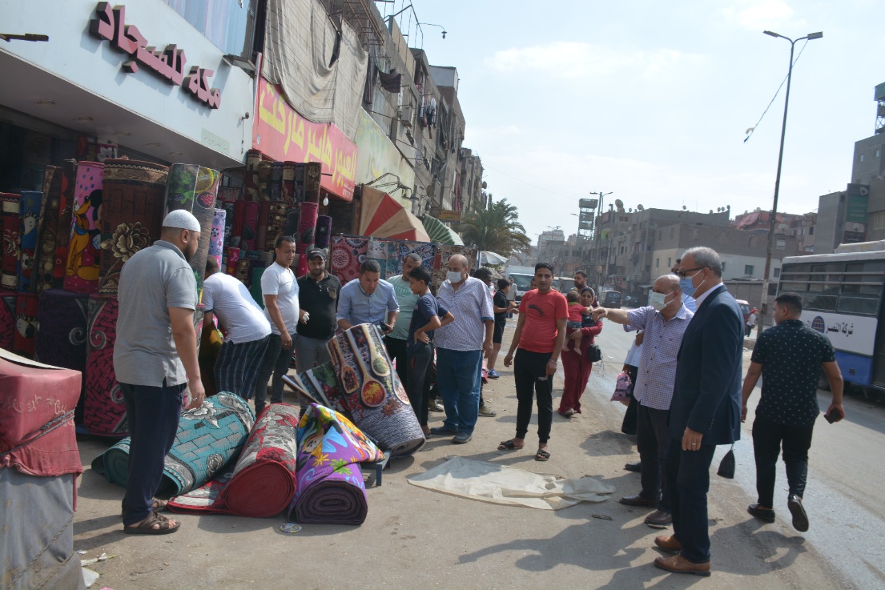 قام عبد الحميد الهجان محافظ القليوبية بمتابعة أعمال النظافة ورفع الإشغالات بشوارع أحياء شرق و غرب شبرا الخيمة، وعلى الطريق الدائري. حيث تم المرور على شوارع ١٣٥ و١٥مايو ، وشارع بهتيم وأمام مساكن إسكو وشارع ترعة الإسماعيلية بحي شرق شبرا الخيمة، كما تم المرور على شارع أحمد عرابي وشارع كريستال عصفور بحي غرب شبرا الخيمة، لمتابعة منظومة النظافة بها. ووجه المحافظ بإزالة القمامة بانتظام، والحفاظ على نظافة الشوارع، موجها برفع تراكمات الأتربة والردش من أمام مستشفى الناس على ترعه الإسماعيلية، مشدداً على رفع الأتربة من جانبي الطريق بمحور العصار من نزلة الطريق الدائري حتى حدود القاهرة مع المتابعة اليومية. كما وجه المحافظ رئيس حي شرق شبرا الخيمة بإعادة تأهيل المطابق المتواجدة بشارع ١٥مايو، ومساواتها مع طبقه الأسفلت . وجاء ذلك في إطار المتابعة الميدانية اليومية للوقوف على أعمال إزالة القمامة المتولدة من مدينة شبرا الخيمة ، ونقلها إلى المقلب العمومي بالعبور، و حرص المحافظة على النهوض بمستوى النظافة بالشوارع، والعمل على إزالة أي تراكمات للقمامة أو الأتربة، مؤكدا على خطة المحافظة لاستعادة المظهر الحضاري، والانضباط لشوارع القليوبية، ومحاربة ظاهرة إلقاء القمامة بالطريق العام للارتقاء بمستوى الخدمات المقدمة للمواطنين مع توفير البديل الملائم لهم.  وناشد محافظ القليوبية المواطنين بالتعاون مع الأجهزة التنفيذية في الإلتزام بالقانون، وعدم إلقاء القمامة مرة أخرى، لتحقيق الانضباط في الشارع ولإيجاد السيولة المرورية، وحفاظاً على الوجه الحضاري والجمالي للمدينة، موجها بضرورة وضع صناديق القمامة و توعية المواطنين بعدم إلقاء القمامة إلا في الصناديق الخاصة بها جاء ذلك بحضور الدكتور سمير حماد نائب المحافظ واللواء هشام خشبه السكرتير العام واللواء طلعت منصور رئيس مدينة شبرا الخيمة، واللواء سامى علام رئيس حى غرب شبرا الخيمة والعميد خالد فوزي رئيس حي شرق شبرا الخيمة.