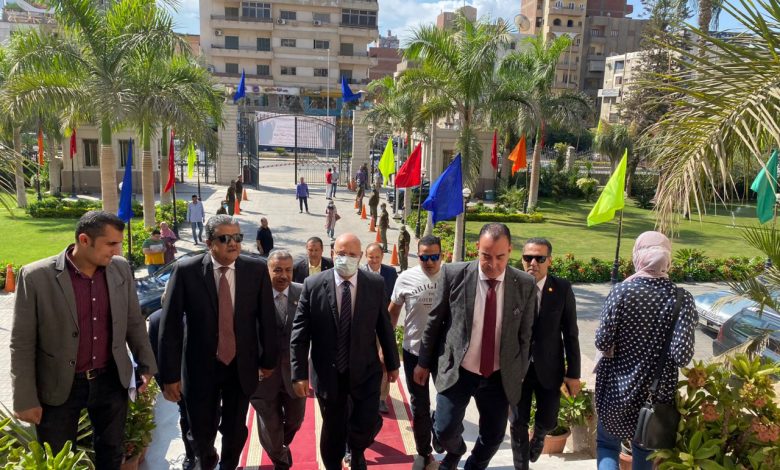 Photo of رئيس جامعة بنها يستقبل المهنئين .. ويؤكد: حريصون على العمل المؤسسي والجماعي لتطوير الجامعة