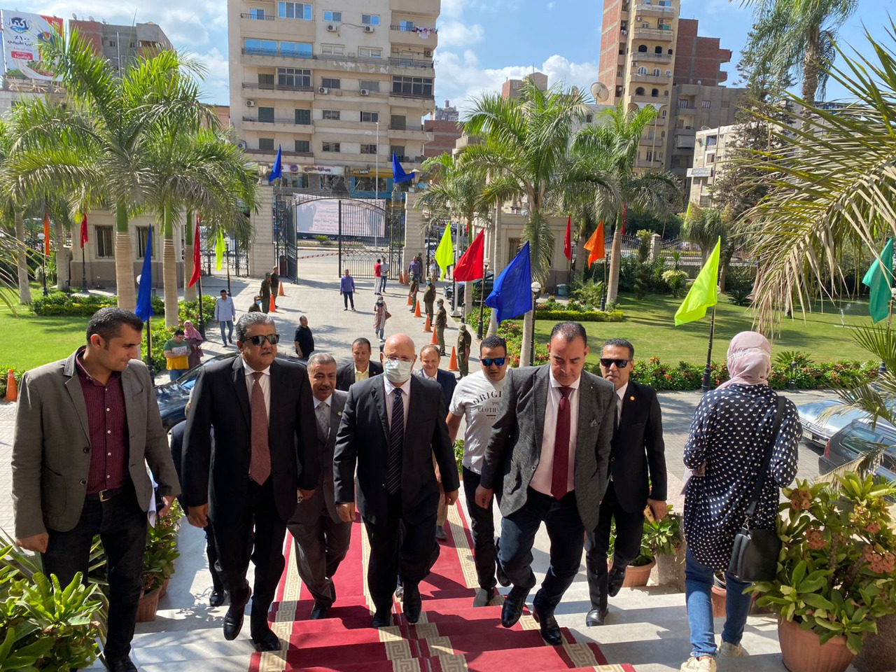 استقبل الدكتور جمال سوسة رئيس جامعة بنها في أول يوم عمل له عقب صدور القرار الجمهوري بتعيينه رئيسا للجامعة، الدكتور ناصر الجيزاوي نائب رئيس الجامعة لشئون الدراسات العليا والبحوث، والدكتور تامر سمير نائب رئيس الجامعة لشئون التعليم والطلاب، وشيرين شوقي أمين عام الجامعة وعدد من عمداء الكليات والقيادات الأكاديمية والإدارية بالجامعة والأجهزة التنفيذية بالقليوبية ووفد من اتحاد الطلاب لتهنئته بمهام منصبه الجديد. وقدم نواب رئيس الجامعة والأمين العام وعمداء الكليات التهنئة للدكتور جمال سوسه، معربين عن سعادتهم بثقة الرئيس عبدالفتاح السيسي وتعيينه رئيسا لجامعة بنها، مؤكدين أن جامعة بنها تزخر بالقامات والقيادات العلمية المتميزة في مختلف المجالات الذين يحققون كل يوم العديد من الإنجازات التي نفخر بها جميعا على كافة المستويات. من جانبه قال الدكتور جمال سوسة رئيس الجامعة خلال استقبال المهنئين: "أتقدم بكل الاحترام والامتنان للرئيس عبد الفتاح السيسي رئيس الجمهورية على ثقته الغالية في شخصي المتواضع، كما أتقدم بالشكر والعرفان  للمهندس مصطفى مدبولي دولة رئيس الوزراء، وكل الاعتزاز والمحبة للدكتور خالد عبد الغفار وزير التعليم العالي والبحث العلمي، وكل الحب والاعتزاز والمشاعر الطيبة لنواب رئيس الجامعة وعمداء الكليات والأمين العام وأعضاء هيئة التدريس والجهاز الإداري والعاملين والطلاب. واكد " سوسة " ان قيادات جامعة بنها حريصة على العمل في إطار من المؤسسية لتطوير الجامعة ، مضيفا أن شعارنا هو البناء على ما سبق لتحقيق الرؤية التي تستحقها جامعة بنها بحكم تاريخها الكبير و كبيت خبرة لمحافظة القليوبية. وكان الرئيس عبدالفتاح السيسي رئيس الجمهورية قد أصدر قراراً جمهورياً بتعيين الدكتور جمال عبدالرحيم سوسة رئيساً لجامعة بنها.