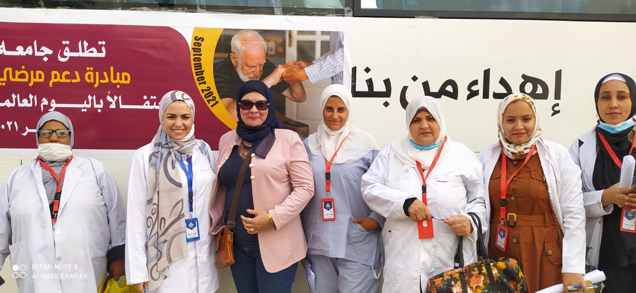 أطلق قطاع خدمة المجتمع وتنمية البيئة بجامعة بنها بالتعاون مع كلية الطب ولأول مرة مبادرة لرعاية مرضى الزهايمر بأكبر دار مسنين في مدينة العبور بمحافظة القليوبية التابع لوزارة التضامن الاجتماعي وذلك برعاية الدكتور جمال سوسه رئيس جامعة بنها والدكتور محمد الأشهب عميد كلية الطب البشري ورئيس مجلس إدارة مستشفيات بنها الجامعية وذلك احتفالا باليوم العالمي للزهايمر. وقال الدكتور جمال سوسه أن جامعة بنها حريصة على تقديم كافة برامج الرعاية الصحية والنفسية ومشاركة كبار السن فى المناسبات المختلفة ، مؤكدا ان نشاط قطاع خدمة المجتمع وتنمية البيئة بالجامعة يهدف بصفة مستمرة إلى تقديم كافة الرعاية لمختلف الفئات في شتى المجالات. من جانبها أضافت الدكتورة نرمين عدلي وكيل كلية الطب لشئون خدمة المجتمع وتنمية البيئة ان المبادرة أطلقت للوقوف علي بروتوكولات العلاج المتبعة لحالات الزهايمر ومتابعة طرق الاستجابة لها مع تقديم التوصيات الطبية للتعامل مع مثل هذه الحالات، مشيرة الى أن المبادرة شارك فيها أطباء من كلية الطب في تخصصات الباطنة العامة والعظام والرمد والنفسية والعصبية.