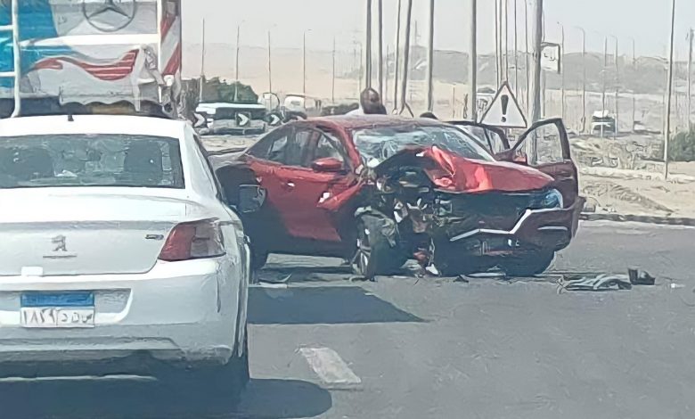 Photo of إصابة 4 مواطنين في حادث تصادم سيارتين ملاكي وتريلا بطريق سفاجا القصير