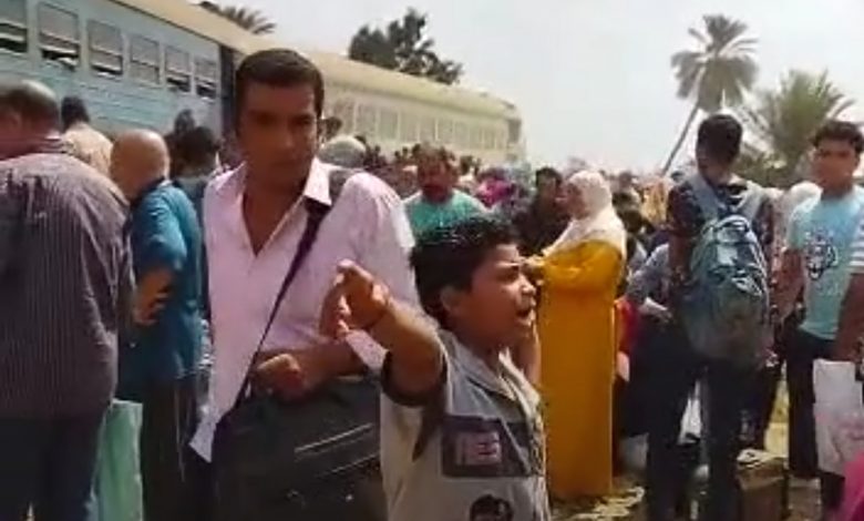 Photo of مصابان في خروج عربتي قطار عن القضبان بمزلقان أبو الأخضر بالزقازيق