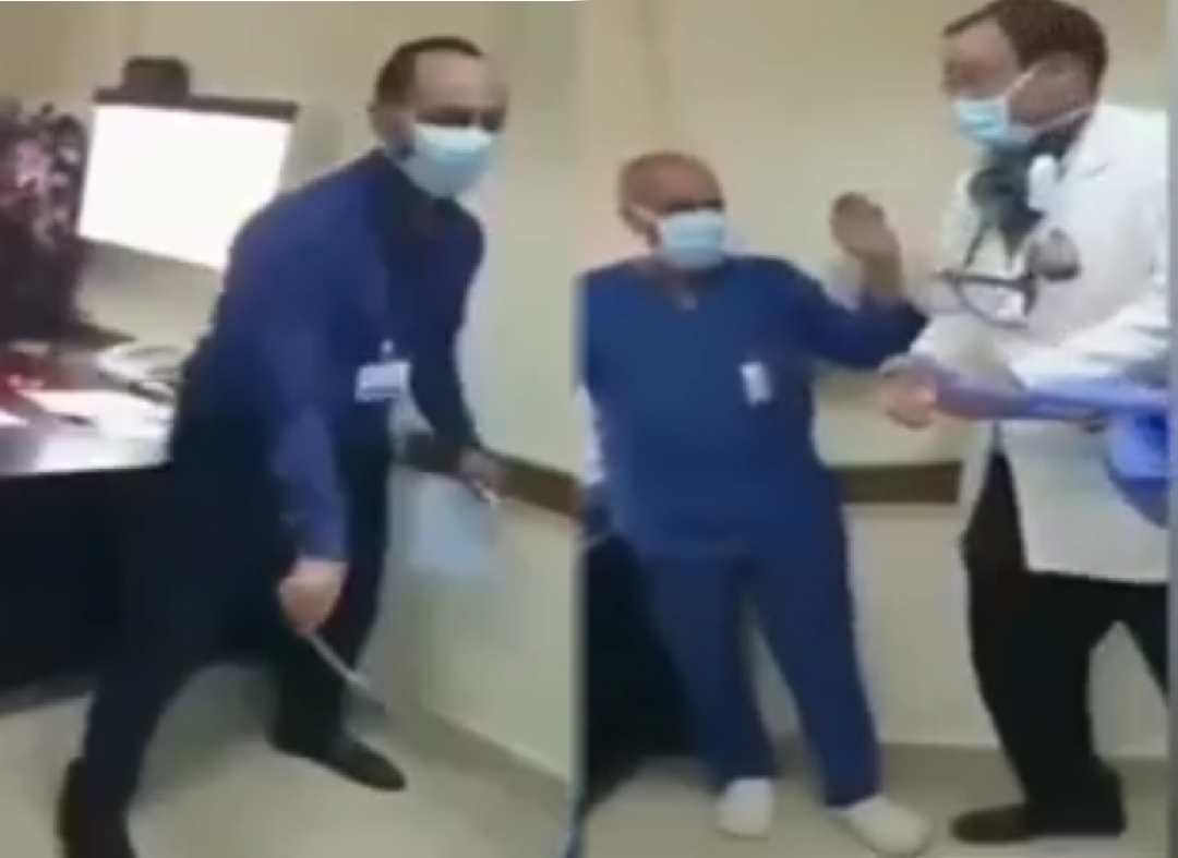 طبيب يجبر ممرض بسبب فيديو السجود لكلب .. «الأطباء» تعلن إحالة طبيب الواقعة لآداب المهنة أعرب نقابة أطباء مصر في بيان لها عن استياءها الشديد من محتوى الفيديو المتداول حاليا على مواقع التواصل الاجتماعي والذى يُنسب لأحد الأطباء ويحتوى على اهانات من الطبيب لممرض بالمستشفى. وقد تقرر إحالة الطبيب صاحب الواقعة الى لجنة آداب المهنة بالنقابة للتحقيق معه فيما ورد بالفيديو، مؤكدة انه سيتم اعلان نتيجة التحقيق فور الانتهاء منه . كان طالب الدكتور أسامة عبدالحي، وكيل نقابة الأطباء، بضرورة تدخل النيابة للتحقيق في الفيديو المتداول بشأن إجبار طبيب لممرض على الاعتذار إلى كلبه. وتداول رواد مواقع التواصل الاجتماعي، مقطع فيديو، مدته حوالي 4 دقائق، لطبيب وشخصين آخرين، يرتديان زي أمن إداري، ويمسك كل منهم حبلًا بينما يقوم الممرض المسن بالقفز من أعلى الحبل، كما ظهر الطبيب وكأنه يعاتب ويلوم الممرض بسبب إهانته لكلبه، ثم طلب منه السجود والصلاة للكلب. وقال مصدر أمني أن رجال المباحث تمكنوا من تحديد هوية الطبيب المصري، الذي ظهر في الفيديو، وجاري فحص مقطع فيديو اعتداء طبيب على ممرض مسن لمدة 4 دقائق متصلة، بمساعدة اثنين من أفراد الأمن الإداري، كانا يمسكان بطرفي حبل فيما كان الطبيب يأمر الممرض بالقفز من عليه، ثم ظهر بعدها صوت الطبيب وهو يقول: «أنت بتتريق على الكلب بتاعي هو عمل لك حاجة، طيب صلي دلوقتي للكلب».