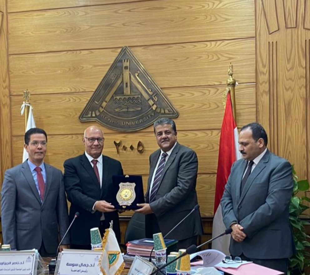 كرم مجلس جامعة بنها في اجتماعه برئاسة الدكتور جمال سوسه رئيس الجامعة العميد وائل مكي مدير عام الامن الاداري بالجامعة وذلك تقديرا لجهوده المبذولة خلال فترة عمله السابقة في الجامعة. جاء ذلك بحضور الدكتور ناصر الجيزاوي نائب رئيس الجامعة للدراسات العليا والبحوث، والدكتور تامر سمير نائب رئيس الجامعة لشئون التعليم والطلاب وشيرين شوقي امين عام الجامعة وعمداء الكليات واعضاء المجلس والأمناء المساعدين. ووجه رئيس جامعة بنها نيابة عن مجلس جامعة بنها الشكر لمدير عام الامن الاداري، مشيرا الى أن الجامعة لن تنسى أبنائها الذين عملوا بإخلاص وجدية وتفانى في العمل، مؤكدا على أن العمل الجماعي داخل الجامعة حلقات متصلة من العطاء هدفه تواصل الأجيال لخدمة الطلاب والعملية التعليمية. من جانبه أعرب وائل مكي، عن شكره وتقديره لرئيس الجامعة والنواب وعمداء الكليات واعضاء مجلس الجامعة، مؤكدا أنه سيظل يعتز بخدمته في جامعة بنها، متمنيا المزيد من التقدم والرقي للجامعة، والنجاح والتوفيق للجميع. جدير بالذكر ان العميد وائل مكي تولي العديد من المناصب القيادية داخل جامعة بنها منها مستشار عسكري لرئيس جامعة بنها للتربية العسكرية ومنسق عام الجامعة مع جميع افرع القوات المسلحة. كما أنه تم تكليفه من قبل رئيس الجامعة في 2011 عقب ثورة يناير بإنشاء الادارة العامة للأمن الاداري بالإضافة الي صدور قرار وزير التعليم العالي بتعينه مدير عام للعلاقات العامة والاعلام ثم مدير عام للأمن الاداري بجامعة بنها