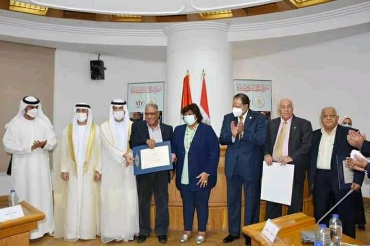 احتفلت الدكتورة ايناس عبد الدايم وزيرة الثقافة وعبدالله محمد العويس رئيس دائرة الثقافة بالشارقة ب 4 مبدعين مصريين الجنسية. أكدت وزيرة الثقافة أن المبادرة "ملتقى الشارقة للتكريم الثقافي" أنها مبادرة جديدة وفريدة من نوعها تأتي لمزاولة وتأكيد جهود حاكم الشارقة في رعاية المثقفين واصحاب الإسهامات والعطاءات الفكرية في الوطن العربي ، وأن مصر هي الدولة الحاضنة للملتقى هذا العام. كَرَمَ صاحب السمو " الشيخ سلطان بن محمد القاسمي " الراعي الرسمي للملتقى ، 4 شعراء وأدباء أحدثوا فارق واضح في الثقافة العربية والأدب العربي درويش الأسيوطي ، مصطفى نصر ، سمير المنزلاوي ، سعيد نوح ، أعرب عن سعادته البالغة بمستوى الأدباء والمبدعين ووزيرة الثقافة وفريق العمل لوصول الملتقى إلى هذا الحد من الإبداع بكل شيء. أكد هشام عزمي الأمين العام الأعلى للثقافة ، أن الملتقى تزيد أهميته بسبب شراكته مع وزارة الثقافة المصرية وذلك للتأكيد على زيادة التعاون بين مصر ودولة الإمارات العربية ، أن الإحتفالية تكرس دور المجلس في رعاية المفكرين والمبدعين عبر تاريخه وأن الملتقى يعد منارة للأدباء والشعراء في الوطن العربي كله .
