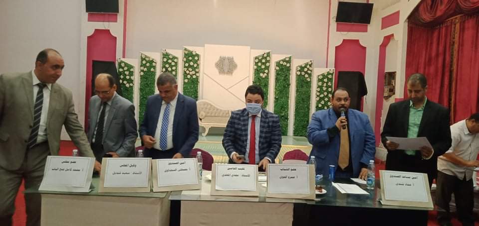 نقابة المحامين بالقليوبية تكرم اوائل الشهادات العامة والمتفوقين بالجامعة كرم مجدي المهدي نقيب المحامين بالقليوبية وعمرو الحوى نقيب شباب المحامين والأمين العام المساعد لنقابة المحامين بشمال القليوبية، ٦٠ طالبا وطالبة من أوائل الشهادات العامة والجامعة من أبناء المحامين بالمحافظة تقديرا لتفوقهم ونبوغهم. شهدت الاحتفالية حضور اعضاء مجلس النقابة وعدد من الشخصيات العامة وأولياء أمور الطلاب. وهنئ مجدي المهدي نقيب المحامين بالقليوبية الطلاب الفائقين والحاصلين على مراكز متقدمة في الشهادات العامة، مشيداً بدور أسرهم في الوصول لهذا النجاح ووجه عمرو الحوى الأمين العام المساعد للنقابة التهنئة للطلاب والطالبات المتفوقين وذويهم ومثنيا على تفوقهم ومطالبا إياهم ببذل المزيد من الجهود للحفاظ على هذا النجاح والتفوق باعتبارهم نواة وبذرة للنهوض بالوطن وتحقق أهداف الدولة المصرية والقيادة السياسية وتوجهات الرئيس عبد الفتاح السيسي نحو وطن متقدم يتباهى بين الأمم ونفتخر به باعتبارنا مصريين محبين لوطننا العظيم مصر . واضاف أن النقابة تعمل جاهدة على تبنى كافة مقومات النجاح لدى المحامين وأبنائهم. حضر الاحتفالية كلا من سعيد قنديل وكيل مجلس النقابة ومصطفى السعداوي امين الصندوق وعماد شندي امين مساعد الصندوق ومحمد كامل فتح الباب عضو المجلس.