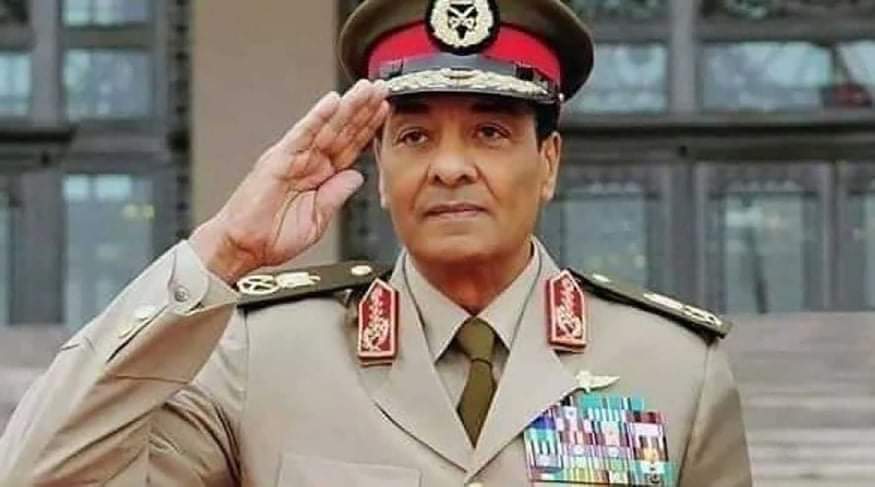 رحل عن عالمنا فجر اليوم الثلاثاء، المشير محمد حسين طنطاوي، رئيس المجلس الأعلى للقوات المسلحة، وزير الدفاع والإنتاج الحربي الأسبق، القائد العام للقوات المسلحة سابقا، عن عمر يناهز 85 عاما، وذلك بعد رحلة طويلة من العطاء. وأكدت مصادر أن سبب الوفاة صراع طويل مع المرض، وليس بسبب فيروس كورونا المستجد. والجدير بالذكر أن المشير طنطاوي كان أحد أبطال حرب 1956، وشارك في حرب النكسة 67، وبعدها حرب الاستنزاف وحرب أكتوبر 1973، حيث كان قائد وحدة مقاتلة بسلاح المشاة. تولى الكتيبة 16 أثناء حرب أكتوبر 1973، وقائد فرع التخطيط بالقوات المسلحة، ورئيس أركان الجيش الثاني الميداني، وقائد الحرس الجمهوري، وزير الدفاع في 20 مايو 1991، والقائد العام للقوات المسلحة ووزير الدفاع والإنتاج الحربي 1 أكتوبر 1993. رقي الي رتبة المشير في 4 أكتوبر 199، ورئيس المجلس الأعلى للقوات المسلحة، وقد حكم مصر بالفترة من 11 فبراير 2011 حتى 30 يونيو 2012. أُحيل للتقاعد بقرار رئاسي من الرئيس السابق محمد مرسي، ومنح قلادة النيل وعين مستشاراً لرئيس الجمهورية في 12 أغسطس 2012.