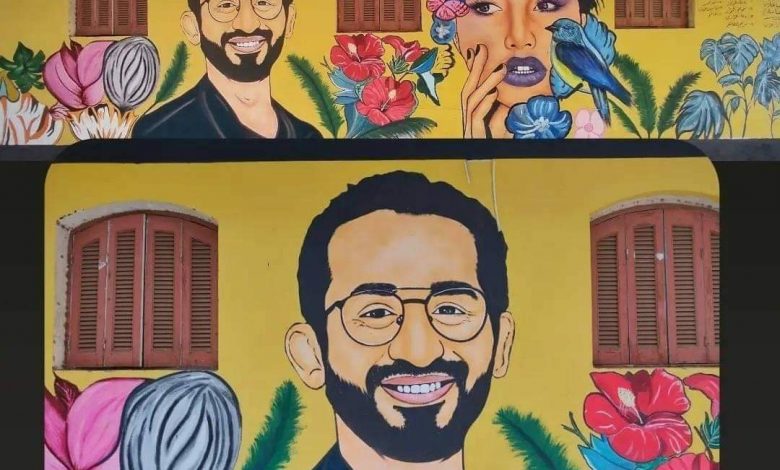 Photo of محمد أنور يُبدع برسم صورة الفنان أحمد حلمي بشوارع محافظة الشرقية