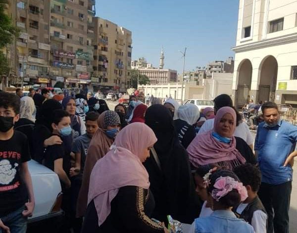 Photo of صور.. اولياء امور وطلاب يتضامون مع مدرس بنها المتهم بالتحرش