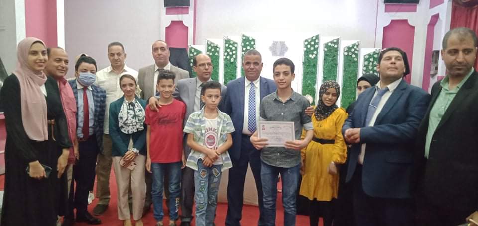 نقابة المحامين بالقليوبية تكرم اوائل الشهادات العامة والمتفوقين بالجامعة كرم مجدي المهدي نقيب المحامين بالقليوبية وعمرو الحوى نقيب شباب المحامين والأمين العام المساعد لنقابة المحامين بشمال القليوبية، ٦٠ طالبا وطالبة من أوائل الشهادات العامة والجامعة من أبناء المحامين بالمحافظة تقديرا لتفوقهم ونبوغهم. شهدت الاحتفالية حضور اعضاء مجلس النقابة وعدد من الشخصيات العامة وأولياء أمور الطلاب. وهنئ مجدي المهدي نقيب المحامين بالقليوبية الطلاب الفائقين والحاصلين على مراكز متقدمة في الشهادات العامة، مشيداً بدور أسرهم في الوصول لهذا النجاح ووجه عمرو الحوى الأمين العام المساعد للنقابة التهنئة للطلاب والطالبات المتفوقين وذويهم ومثنيا على تفوقهم ومطالبا إياهم ببذل المزيد من الجهود للحفاظ على هذا النجاح والتفوق باعتبارهم نواة وبذرة للنهوض بالوطن وتحقق أهداف الدولة المصرية والقيادة السياسية وتوجهات الرئيس عبد الفتاح السيسي نحو وطن متقدم يتباهى بين الأمم ونفتخر به باعتبارنا مصريين محبين لوطننا العظيم مصر . واضاف أن النقابة تعمل جاهدة على تبنى كافة مقومات النجاح لدى المحامين وأبنائهم. حضر الاحتفالية كلا من سعيد قنديل وكيل مجلس النقابة ومصطفى السعداوي امين الصندوق وعماد شندي امين مساعد الصندوق ومحمد كامل فتح الباب عضو المجلس.