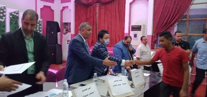 نقابة المحامين بالقليوبية تكرم اوائل الشهادات العامة والمتفوقين بالجامعة كرم مجدي المهدي نقيب المحامين بالقليوبية وعمرو الحوى نقيب شباب المحامين والأمين العام المساعد لنقابة المحامين بشمال القليوبية، ٦٠ طالبا وطالبة من أوائل الشهادات العامة والجامعة من أبناء المحامين بالمحافظة تقديرا لتفوقهم ونبوغهم. شهدت الاحتفالية حضور اعضاء مجلس النقابة وعدد من الشخصيات العامة وأولياء أمور الطلاب. وهنئ مجدي المهدي نقيب المحامين بالقليوبية الطلاب الفائقين والحاصلين على مراكز متقدمة في الشهادات العامة، مشيداً بدور أسرهم في الوصول لهذا النجاح ووجه عمرو الحوى الأمين العام المساعد للنقابة التهنئة للطلاب والطالبات المتفوقين وذويهم ومثنيا على تفوقهم ومطالبا إياهم ببذل المزيد من الجهود للحفاظ على هذا النجاح والتفوق باعتبارهم نواة وبذرة للنهوض بالوطن وتحقق أهداف الدولة المصرية والقيادة السياسية وتوجهات الرئيس عبد الفتاح السيسي نحو وطن متقدم يتباهى بين الأمم ونفتخر به باعتبارنا مصريين محبين لوطننا العظيم مصر . واضاف أن النقابة تعمل جاهدة على تبنى كافة مقومات النجاح لدى المحامين وأبنائهم. حضر الاحتفالية كلا من سعيد قنديل وكيل مجلس النقابة ومصطفى السعداوي امين الصندوق وعماد شندي امين مساعد الصندوق ومحمد كامل فتح الباب عضو المجلس.