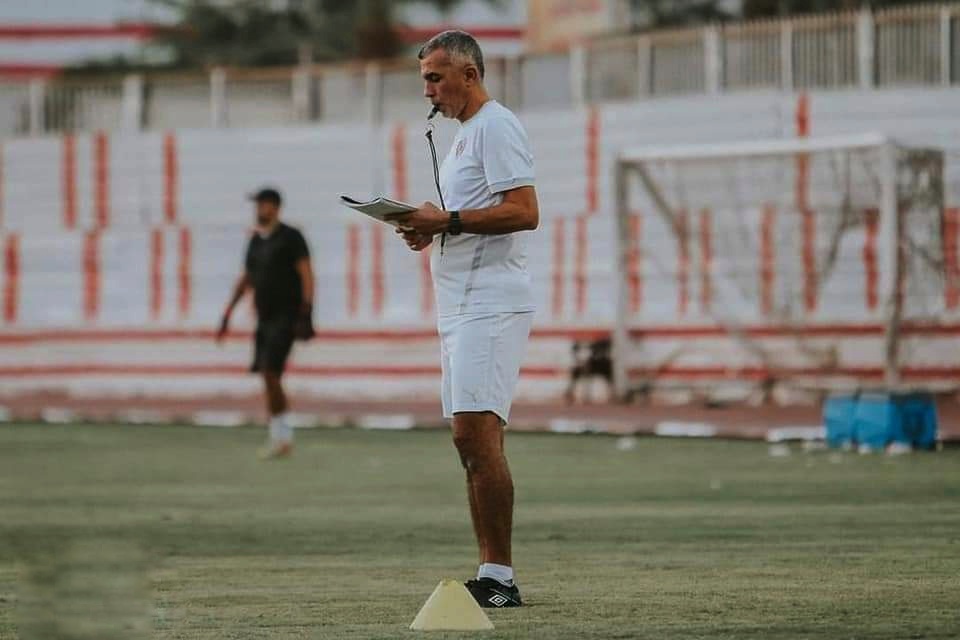 أسامة نبيه يعلن رحيله عن القلعة البيضاء أعلن "أسامة نبيه" المدرب العام لفريق الأول لكرة القدم بنادي الزمالك، رحيلة عن تدريب الفريق، وأصدر مدرب الزمالك بيانا رسمياً عبر صفحته الرسمية بموقع التواصل الاجتماعي فيس بوك. وقال أسامة نبيه جماهير نادى الزمالك العظيمة يعلم الله أنى حاولت كثيراً أن أقوم بحل مشاكل الفريق وتواصلت أكثر من مره مع مجلس إدارة الزمالك من أجل كيان نادى الزمالك ولم يتم حل المشاكل. وأضاف نبيه كما اننى أشعر باستياء كبير بسبب سوء إدارة ملف الكورة داخل الفريق كما أننا لم نحصل على مستحقاتنا كذلك الجهاز الطبي والإداري أيضا لم يحصلوا على مستحقاتهم منذ فتره ولم نتكلم احتراما لجماهير الزمالك و احتراما لنادى الزمالك الذى قدم لنا الكثير ولازال يقدم لنا. وتابع: لكن ما يحدث داخل نادى الزمالك من المسئولين عن إدارة ملف الكورة شيء غير مقبول، وكنت اسعى جاهدا لحل المشاكل التي نواجهها من أجل كيان نادى الزمالك و جماهيره العظيمة . وأضاف أن هناك مشاكل ماليه كثيره داخل الفريق ومستحقات متأخرة للاعبين و للجهاز الطبي و الإداري و الفني مع العلم أن الجهاز الأجنبي قد حصل على كافة مستحقاته وهناك عدم مساواه بيننا وهذا يجعل هناك مشاكل، مضيفاً وسوف يتم عقد جلسه اليوم مع رئيس نادى الزمالك و اللاعبين من أجل حل هذه المشاكل . واكد أسامة نبيه أنه على استعداد تام للتنازل على الشرط الجزائر في عقدي وهو شهرين، مؤكداً ان الجميع يعلم مدى حبى و اعتزازي بأنني ابن من ابناء نادى الزمالك ولكن هناك العديد من المشاكل يجب حلها من أجل لم شمل الفريق والتركيز في ما هو قادم . وأشار نبيه الي أن المسئولين عن ملف الكرة داخل الفريق لم يقوموا بحل مشاكل الفريق وأكون انا دائما في مواجهة مع اللاعبين، مختتماً انه وجب عليا التقدم باستقالتي احتراما لنفسي وللاعبين ولجماهير نادى الزمالك لعدم قدرتي علي ايجاد حلول من قبل الإدارة.