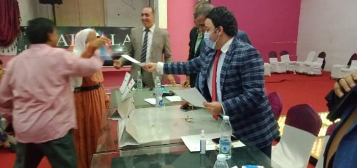 نقابة المحامين بالقليوبية تكرم اوائل الشهادات العامة والمتفوقين بالجامعة كرم مجدي المهدي نقيب المحامين بالقليوبية وعمرو الحوى نقيب شباب المحامين والأمين العام المساعد لنقابة المحامين بشمال القليوبية، ٦٠ طالبا وطالبة من أوائل الشهادات العامة والجامعة من أبناء المحامين بالمحافظة تقديرا لتفوقهم ونبوغهم. شهدت الاحتفالية حضور اعضاء مجلس النقابة وعدد من الشخصيات العامة وأولياء أمور الطلاب. وهنئ مجدي المهدي نقيب المحامين بالقليوبية الطلاب الفائقين والحاصلين على مراكز متقدمة في الشهادات العامة، مشيداً بدور أسرهم في الوصول لهذا النجاح ووجه عمرو الحوى الأمين العام المساعد للنقابة التهنئة للطلاب والطالبات المتفوقين وذويهم ومثنيا على تفوقهم ومطالبا إياهم ببذل المزيد من الجهود للحفاظ على هذا النجاح والتفوق باعتبارهم نواة وبذرة للنهوض بالوطن وتحقق أهداف الدولة المصرية والقيادة السياسية وتوجهات الرئيس عبد الفتاح السيسي نحو وطن متقدم يتباهى بين الأمم ونفتخر به باعتبارنا مصريين محبين لوطننا العظيم مصر . واضاف أن النقابة تعمل جاهدة على تبنى كافة مقومات النجاح لدى المحامين وأبنائهم. حضر الاحتفالية كلا من سعيد قنديل وكيل مجلس النقابة ومصطفى السعداوي امين الصندوق وعماد شندي امين مساعد الصندوق ومحمد كامل فتح الباب عضو المجلس.