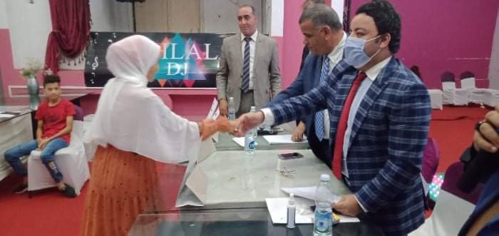 نقابة المحامين بالقليوبية تكرم اوائل الشهادات العامة والمتفوقين بالجامعة كرم مجدي المهدي نقيب المحامين بالقليوبية وعمرو الحوى نقيب شباب المحامين والأمين العام المساعد لنقابة المحامين بشمال القليوبية، ٦٠ طالبا وطالبة من أوائل الشهادات العامة والجامعة من أبناء المحامين بالمحافظة تقديرا لتفوقهم ونبوغهم. شهدت الاحتفالية حضور اعضاء مجلس النقابة وعدد من الشخصيات العامة وأولياء أمور الطلاب. وهنئ مجدي المهدي نقيب المحامين بالقليوبية الطلاب الفائقين والحاصلين على مراكز متقدمة في الشهادات العامة، مشيداً بدور أسرهم في الوصول لهذا النجاح ووجه عمرو الحوى الأمين العام المساعد للنقابة التهنئة للطلاب والطالبات المتفوقين وذويهم ومثنيا على تفوقهم ومطالبا إياهم ببذل المزيد من الجهود للحفاظ على هذا النجاح والتفوق باعتبارهم نواة وبذرة للنهوض بالوطن وتحقق أهداف الدولة المصرية والقيادة السياسية وتوجهات الرئيس عبد الفتاح السيسي نحو وطن متقدم يتباهى بين الأمم ونفتخر به باعتبارنا مصريين محبين لوطننا العظيم مصر . واضاف أن النقابة تعمل جاهدة على تبنى كافة مقومات النجاح لدى المحامين وأبنائهم. حضر الاحتفالية كلا من سعيد قنديل وكيل مجلس النقابة ومصطفى السعداوي امين الصندوق وعماد شندي امين مساعد الصندوق ومحمد كامل فتح الباب عضو المجلس.