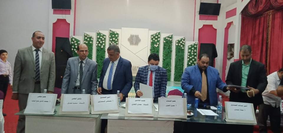 نقابة المحامين بالقليوبية تكرم اوائل الشهادات العامة والمتفوقين بالجامعة كرم مجدي المهدي نقيب المحامين بالقليوبية وعمرو الحوى نقيب شباب المحامين والأمين العام المساعد لنقابة المحامين بشمال القليوبية، ٦٠ طالبا وطالبة من أوائل الشهادات العامة والجامعة من أبناء المحامين بالمحافظة تقديرا لتفوقهم ونبوغهم. شهدت الاحتفالية حضور اعضاء مجلس النقابة وعدد من الشخصيات العامة وأولياء أمور الطلاب. وهنئ مجدي المهدي نقيب المحامين بالقليوبية الطلاب الفائقين والحاصلين على مراكز متقدمة في الشهادات العامة، مشيداً بدور أسرهم في الوصول لهذا النجاح ووجه عمرو الحوى الأمين العام المساعد للنقابة التهنئة للطلاب والطالبات المتفوقين وذويهم ومثنيا على تفوقهم ومطالبا إياهم ببذل المزيد من الجهود للحفاظ على هذا النجاح والتفوق باعتبارهم نواة وبذرة للنهوض بالوطن وتحقق أهداف الدولة المصرية والقيادة السياسية وتوجهات الرئيس عبد الفتاح السيسي نحو وطن متقدم يتباهى بين الأمم ونفتخر به باعتبارنا مصريين محبين لوطننا العظيم مصر . واضاف أن النقابة تعمل جاهدة على تبنى كافة مقومات النجاح لدى المحامين وأبنائهم. حضر الاحتفالية كلا من سعيد قنديل وكيل مجلس النقابة ومصطفى السعداوي امين الصندوق وعماد شندي امين مساعد الصندوق ومحمد كامل فتح الباب عضو المجلس.