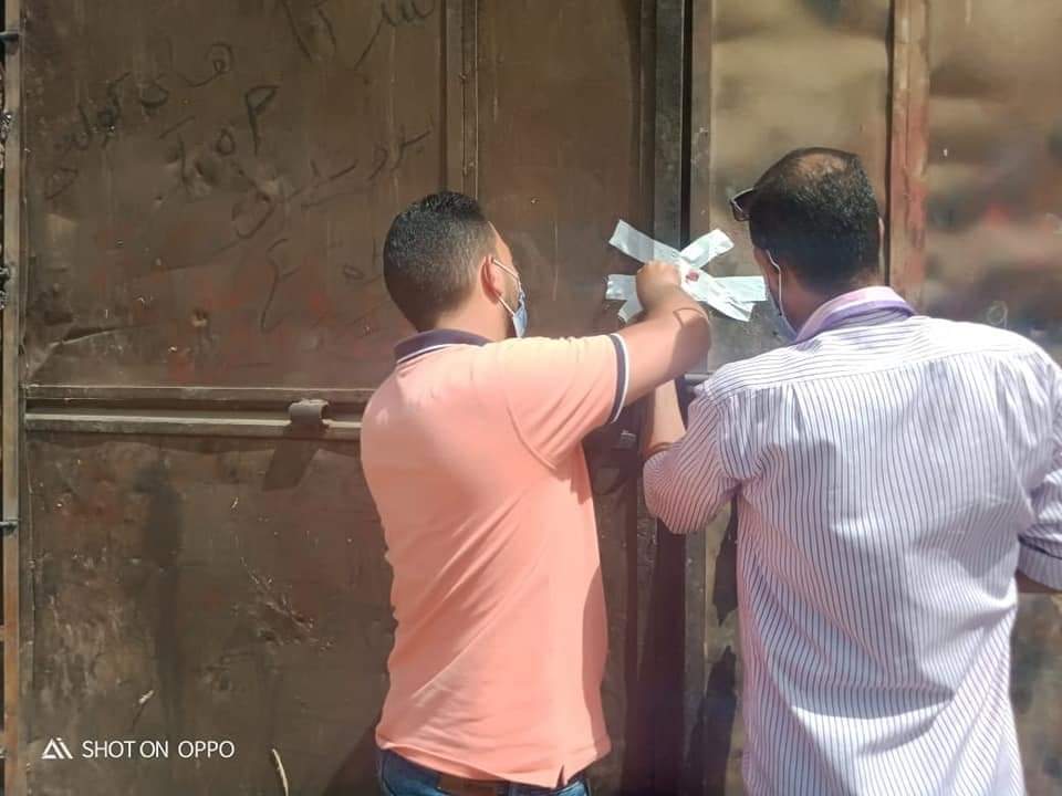 غلق مصنع لفرم ريش الدواجن بأبو زعبل  شنت الأجهزة التنفيذية حملة مكبرة أسفرت عن غلق وتشميع مصنع لفرم ريش الدواجن بارض جمعية النصر بأبو زعبل، وذلك بناءً على توجيهات اللواء عبد الحميد الهجان والعميد خالد كشك رئيس الوحدة المحلية لمركز ومدينة الخانكة. حيث تم الدفع بحملة مكبرة شارك فيها طلال ربيع نائب رئيس مركز ومدينة الخانكة وطارق دبور وخميس حسن واشرف البحيري بإدارة الإشغالات بمجلس المدينة وحاتم بدوي و محمد كامل بالقسم الهندسي بالوحدة . حيث قامت الوحدة المحلية بأبو زعبل بغلق وتشميع مصنع فرم الريش بأبو زعبل بأرض جمعية النصر لأنه غير مرخص ويصدر عنه روائح كريهة مخالفا بذلك قانون البيئة وتم ايضا فصل التيار الكهربي عنه وكذا تم المرور علي مصنع اخر للإنتاج الحيواني وتم التأكيد علية بعدم التشغيل الا بعد الانتهاء من اجراءات الترخيص اللازمة لتشغيله واذا خالف ذلك سوف يتم عمل الاجراءات القانونية وغلقه.