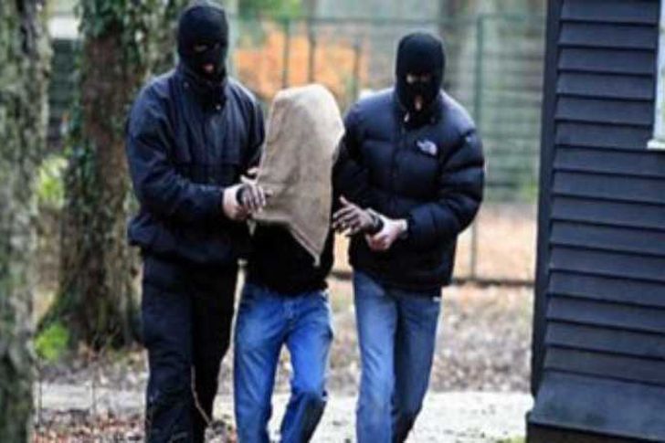 نجحت مباحث مركز شرطة قليوب، من تحرير مزارع اختطفه 8 أشخاص لمساومة أهلية على مبلغ مالي مليون جنيه تم ضبط المتهمين وحُرر محضر بالواقعة وتولت النيابة التحقيق تلقى اللواء محسن شعبان مدير أمن القليوبية إخطارا من المقدم مصطفى دياب رئيس مباحث مركز شرطة قليوب، يفيد ورود بلاغا من مزارع، مقيم بدائرة المركز، بتلقيه اتصالا هاتفيا من مجهول من هاتف شقيقه (مزارع) وأبلغه خلاله أن شقيقه مُحتجز لديه، وطلب مبلغ مليون جنيه لإطلاق سراحه ومعاودته الاتصال به وإنزال المبلغ المطلوب لـ 100 ألف جنيه، وأضاف بأن شقيقه كان متواجدا بالأرض الزراعية الخاصة بهما لحراستها، وعقب تلقيه الاتصال قام بالبحث عنه فلم يجده. على الفور تم تشكيل فريق بحث جنائى برئاسة اللواء محمد العنانى مدير المباحث الجنائية بالقليوبية، وتبين إلى أن وراء ارتكاب الواقعة 8 أشخاص "لأربعة منهم معلومات جنائية"، كما أمكن تحديد مكان إحتجاز المجنى عليه بشقة سكنية مستأجرة طرف أحد المتهمين بدائرة مركز شرطة القناطر الخيرية بالقليوبية. عقب تقنين الإجراءات تم استهداف الشقة المُشار إليها ، وأمكن ضبط 7 من المتهمين وتحرير المختطف، بمواجهتهم اعترفوا بارتكاب الواقعة لعلمهم بثراء شقيقه ومساومته على دفع مبلغ مالى كفدية لإطلاق سراحه، وحرر محضر بالواقعة وتولت النيابة التحقيق