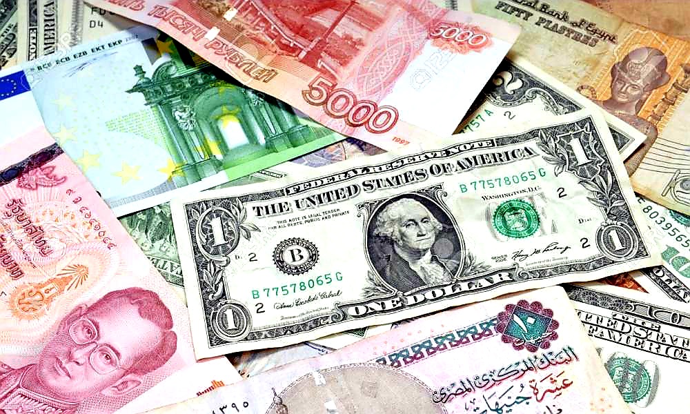 تباينت أسعار العملات اليوم الاثنين مقابل الجنية المصري كالتالي : سعر الدولار استقر سعر الدولار اليوم  عند سعر 15.64 جنيه للشراء، و15.74 جنيه للبيع. سعر الريال السعودي استقر سعر صرف الريال السعودي ، عند سعر 4.17 جنيه للشراء، و4.19 جنيه للبيع. سعر الدينار الكويتي أما سعر صرف الدينار الكويتي اليوم ، فقد سجل49.32 جنيه للشراء، و52.28 جنيه للبيع . سعر الدرهم الإماراتي سجل الدرهم الإماراتي سعر 4.26 للشراء ،4.28 للبيع. سعر اليورو انخفض سعر صرف اليورو ، لـ 18.29 للشراء، 18.45 جنيه للبيع. سعر الجنية الإسترليني سجل الجنيه الإسترليني 21.36 جنيه للشراء، و 21.55 جنيه للبيع.