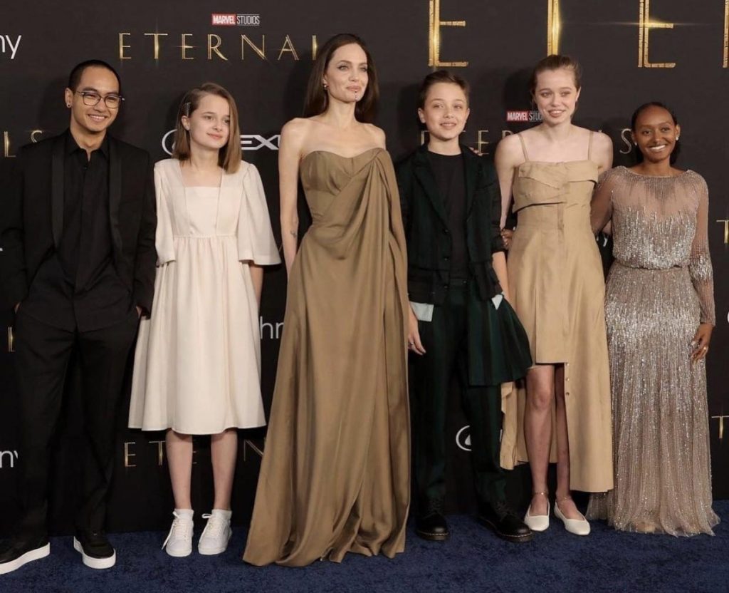 أنجلينا جولي برفقة أبنائها في العرض الخاص لفيلم "Eternals" احتفل صناع فيلم "Eternals" أحدث أفلام مارفل في لوس أنجلوس بالعرض الخاص له في مسرح El Capitan الشهير وذلك بعد تأجيل طرحه لمدة عام تقريبًا بسبب وباء فيروس كورونا. وحضر أبطال الفيلم منهم، ريتشارد مادن، أنجلينا جولي بصحبة أبنائها الستة حيث ارتدت احد ابناء انجلينا فستان لوالدتها سبق وارتدته في إحدى الفعاليات ، سلمى حايك، كيت هارينجتون، جيما تشان، كميل نانجياني، دون لي وغيرهم من النجوم، ولاقى العرض الخاص تفاعل كبير من الحضور والمتابعين على مواقع التواصل الاجتماعي. يتناول فيلم "Eternals" قصة مجموعة من الأبطال الخارقين الذين قاموا بحماية الأرض لآلاف السنين، وتم لم شملهم مرة أخرى لمحاربة الأشرار، الشخصيات الوحشية التي عادت إلى الظهور بعد غياب طويل، ومن المقرر أن يتم عرض الفيلم في أوروبا باعتباره الفيلم الختامي لمهرجان روما السينمائي في 24 أكتوبر، وسيتم طرحه في العديد من الدول الأوروبية في 3 نوفمبر المقبل، وفي الولايات المتحدة والمملكة المتحدة في 5 نوفمبر، قبل 45 يومًا من عرضه على منصة ديزني بلس. الفيلم من إخراج المخرجة الصينية كلوي تشاو الحائزة على جائزة الأوسكار، والتي شاركت أيضًا في كتابة السيناريو مع باتريك بيرلي، ريان فيربو، وكاز فيربو، وبدأ تصوير الفيلم في الفترة من يوليو 2019 إلى فبراير 2020، في استوديوهات باينوود البريطانية، وكذلك في مواقع في لندن، وأكسفورد بإنجلترا، وجزر الكناري التابعة لإسبانيا.