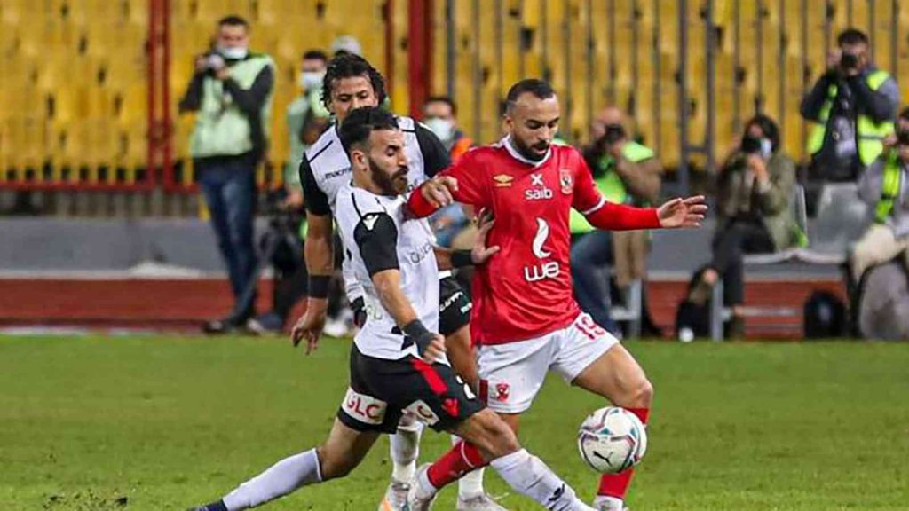 فعل مسئولو النادي الأهلي خصم مبلغ 300 ألف جنيه من مستحقات الجهاز الفني ولاعبي الفريق الأول لكرة القدم من راتب شهر سبتمبر، كما تم خصم جزء من مستحقات الجهاز الإداري والطبي وفقا للرواتب. وكان محمود الخطيب رئيس النادي الأهلي والمشرف العام على الكرة، قد قرر خصم مبلغ ثلاثمائة ألف جنيه من كل لاعب بالفريق الأول، وخصم مثلهم من مدير الكرة وكل عضو بالجهاز الفني، انطلاقا من ثوابت النادي، وفي ظل الدعم الكبير الذي يتم توفيره لمنظومة الفريق الأول لكرة القدم لتحقيق طموحات الأهلي وجماهيره. وقرر مسئولو النادي الأهلي خصم نسبة من بقية أعضاء الجهاز الإداري والطبي وفقا لرواتبهم، وذلك بعد أداء الفريق في مباراة السوبر والذي لم يكن يتناسب على الإطلاق مع القدرات الفنية الكبيرة التي يمتلكها هؤلاء اللاعبون وجهازهم الفني والإداري والطبي. المصدر: وكالات