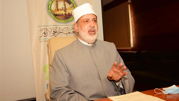 الأزهر يمنع دخول  غير الحاصلي أعلن الدكتور محمد الضويني وكيل الأزهر الشريف ، عدة قرارات متعلقة بتنظيم دخول العالمين والمواطنين للمقرات التابعة للأزهر  إلا بعد الحصول على لقاح فيروس كورونا المستجد . وجاء نص القرار على النحو التالي: •  يحظر دخول العاملين بكافة قطاعات الأزهر الشريف والمناطق الأزهرية إلى مقار عملهم  ، إلا بعد التأكد من الحصول على أي من اللقاحات المضادة لفيروس كورونا وتقديم الشهادة الدالة على ذلك والمعتمدة من وزارة الصحة  ، أو تقديم شهادة في بداية أيام العمل من كل أسبوع بسلبية نتيجة تحليل PCP ولم يمض على إجرائه أكثر من ثلاث أيام وذلك بدءا من ١٥-١١-٢٠٢١م • منع دخول المواطنين إلى مقار قطاعات الأزهر الشريف والمناطق الأزهرية ، إلا بعد التأكد من الحصول على أي من اللقاحات المضادة لفيروس كورونا من خلال الشهادة المعدة لهذا الغرض والتي تصدر من الجهة الإدارية المختصة أو تقديم شهادة بسلبية نتيجة تحليل PCR لم يمض على إجرائه أكثر من ثلاثة أيام، وذلك بدءا من ۲۰۲۱/۱۲/۱ م.