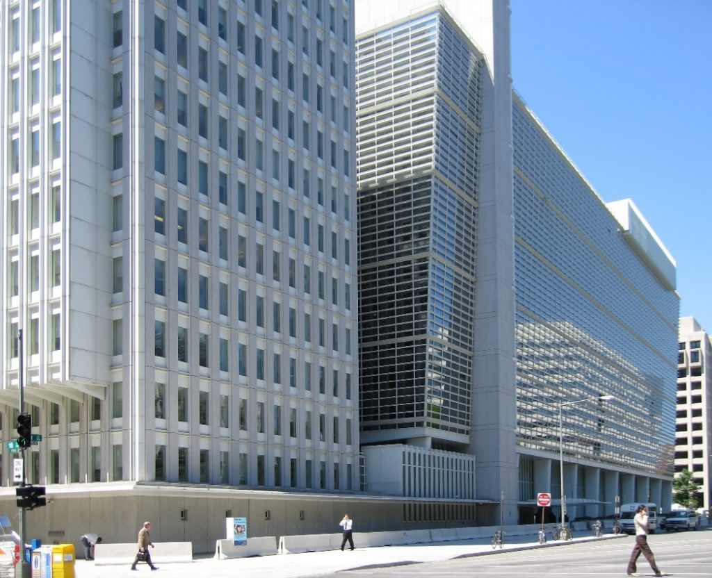 أعلن مجلس المديرين التنفيذيين في البنك الدولي، اليوم الخميس، موافقته لمنح مصر قرض، بقيمة 360 مليون دولار، لتمويل مشاريع تنموية. يهدف القرض بحسب البيان الذي نشرته رويترز، إلى تمويل سياسات التنمية في مصر، لمساندة جهود التعافي الاقتصادي بعد جائحة كورونا. وأوضح البيان أن القرض يأتي "لمواصلة دعم تحقيق الأهداف الإنمائية، لافتا إلى أنه في إطار هذه العملية، يدرس البنك الآسيوي للاستثمار في البنية التحتية تقديم تمويل مواز لهذه العملية بنفس قيمة المبلغ المقدم من البنك الدولي". وأكد البيان أن التمويل الذي يدرس البنك الآسيوي تقديمه ، سوف يركز علي نفس مجالات الإصلاح والتنمية المتفق عليها مع البنك الدولي .