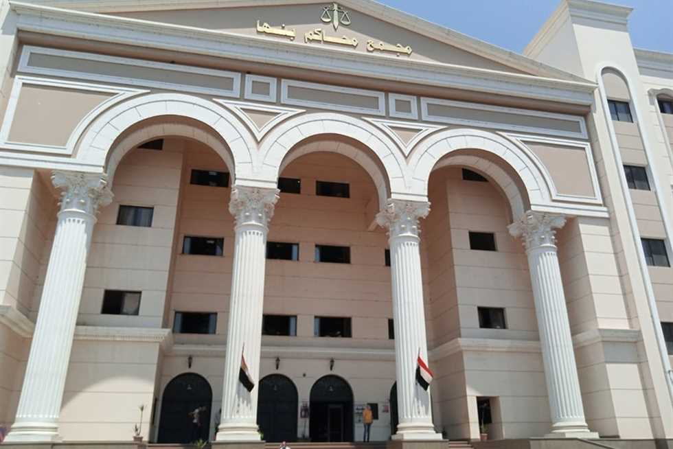 أجلت محكمة جنايات بنها، الدائرة الخامسة، نظر القضية رقم 14480 لسنة 2020 جنايات العبور والمقيدة برقم 1439 لسنة 2020 كلي جنوب بنها، والخاصة بمقتل شخص على يد عامل وحداد لسرقته منقولاته وأمواله، لجلسة 2 نوفمبر المقبل بناءً على طلب الدفاع. وتضمن أمر الإحالة الخاص بالقضية، أن المتهمين "مجدي أ ا"، 26 سنة، حداد، و "حسين ح ع"، 19 سنة، عامل، ومقيمان العدلية مركز بلبيس بمحافظة الشرقية، في 31 يوليو لعام 2020، قتلا المجني عليه "محمد أ ع"، مع سبق الإصرار والترصد، بأن بيتا النية وعقدا العزم علي قتله بدافع سرقة منقولاته. وجاء بأمر الإحالة، أن المتهمين توجها للمكان الذي أيقنا سلفا تواجد المجني عليه فيه، وما أن وصلا لمسرح الواقعة حتي دلف المتهم الأول وحين انفراده بالمجني عليه بغرفته استل سلاحا أبيض من مكان الواقعة، وما أن ظفر به حتى انهال عليه بعدة ضربات استقرت برأسه قاصدا قتله فأحدث إصابته الموصوفة بتقرير الصفة التشريحية والتي أودت بحياته على الفور، وذلك حال تواجد الثاني بمسرح الجريمة للتأمين ونقل المسروقات.