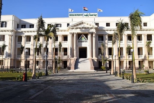جامعة بنها ضمن أفضل الجامعات العربية طبقا لتصنيف كيو إس البريطاني لعام 2022 أعلن الدكتور جمال سوسه رئيس جامعة بنها ظهور نتيجة تصنيف QS للجامعات العربية لعام 2022. وقال " سوسه " أن جامعة بنها جاءت بالمركز 100- 110 بين الجامعات العربية من بين 180 جامعة بـ 18 دولة عربية، وبالمركز رقم 11 على الجامعات الحكومية الخاصة بمصر، من بين 31 جامعة مدرجة بالتصنيف. من جانبه قال الدكتور ناصر الجيزاوي نائب رئيس الجامعة لشئون الدراسات العليا والبحوث ان تصنيف كيو إس البريطاني يعتمد على عدة معايير منها السمعة الأكاديمية ونسبة أعضاء هيئة التدريس الى الطلاب وعدد اعضاء هيئة التدريس الدوليين ونسبة التحاق الطلبة الدوليين ونسبة حملة الدكتوراة من اعضاء هيئة التدريس ونسبة عدد الأبحاث المنشورة الى عدد اعضاء هيئة التدريس ونسبة عدد الاستشهادات بالأبحاث للمدرسين وتأثير الجامعة على شبكة الإنترنت. كما تتضح أهمية هذا التصنيف فى تقييم البرامج والخريجين حيث تعد معايير التقييم مؤشرات عملية وعلمية لتقييم الجامعات والاعتراف ببرامجها وشهاداتها ومراجعتها باستمرار لتطوير خطط وسياسات التعليم العالي.