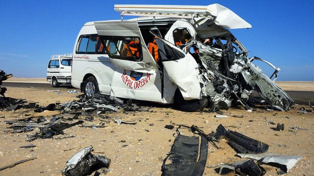 إصابة 7 بينهم طفلان في انقلاب سيارة ملاكي جنوب «بورسعيد» في الوادي الجديد تلقى اللواء محمود فاروق مدير أمن الوادي الجديد، إخطارًا اليوم الجمعه، من إدارة شرطة النجدة يفيد بوصول 7 مصابين وطفلان في حادث مروري لمستشفى الخارجة العام. وتبين انقلاب سيارة ملاكي جنوب قرية " بورسعيد" بطريق "الخارجة – باريس"، أسفر عن إصابة كل من حسن محمود محمد ٤٨ عامًا، أسماء حسن محمد ١٥ عامًا،سوسن عبدالله حسن٤٢ عامًا، رنا رشاد على ٣١ عامًا، عبد الرحمن عابد محمد ٦ أعوام، وشقيقه التوأم مصطفى، عابد محمد حسب النبي ٤٥ عامًا، وكلهم حالتهم الصحية مستقرة. وجرى نقل المصابين لمستشفى الخارجة العام لتلقي العلاج، وتحرر محضر بالحادث، وأخطرت النيابة العامة لمباشرة التحقيقات فيما نجح رجال المرور في رفع آثار الحادث، وإعادة السيولة المرورية لطبيعتها بالطريق.